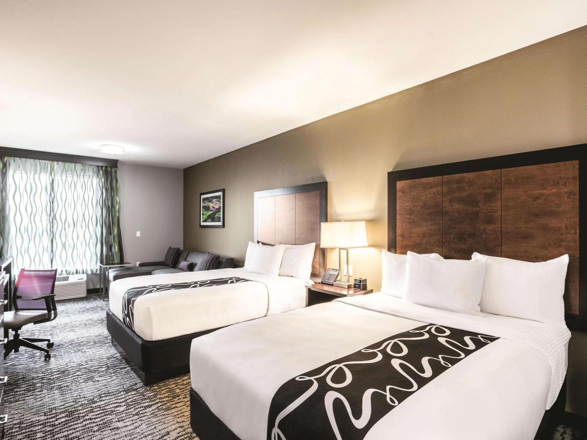2 Queen Beds, Deluxe Family Room, Non-Smoking