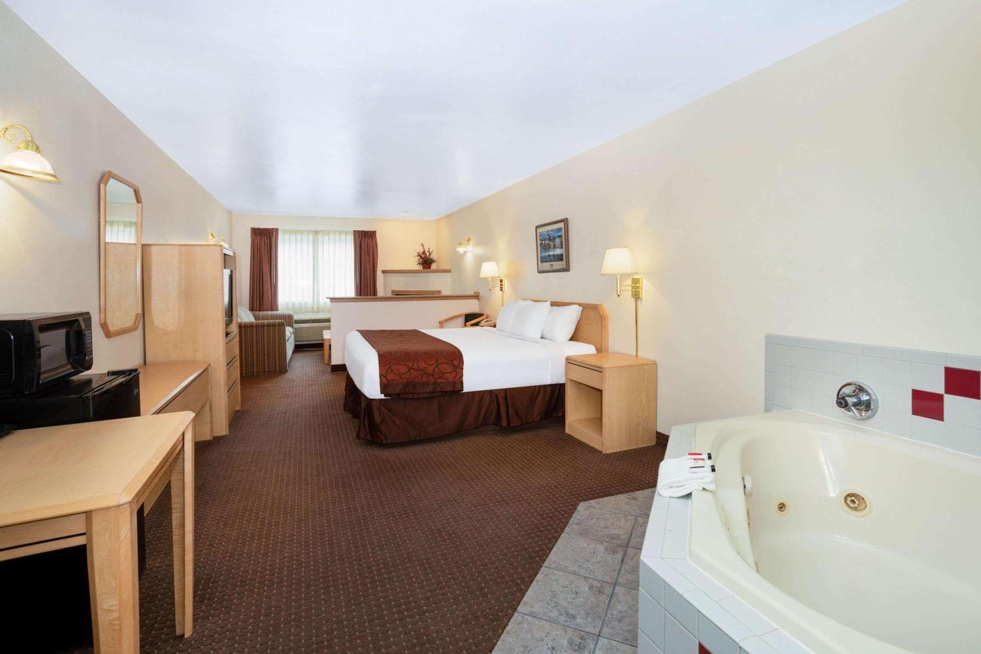 Deluxe King Studio Suite with Hot Tub - Non-Smoking