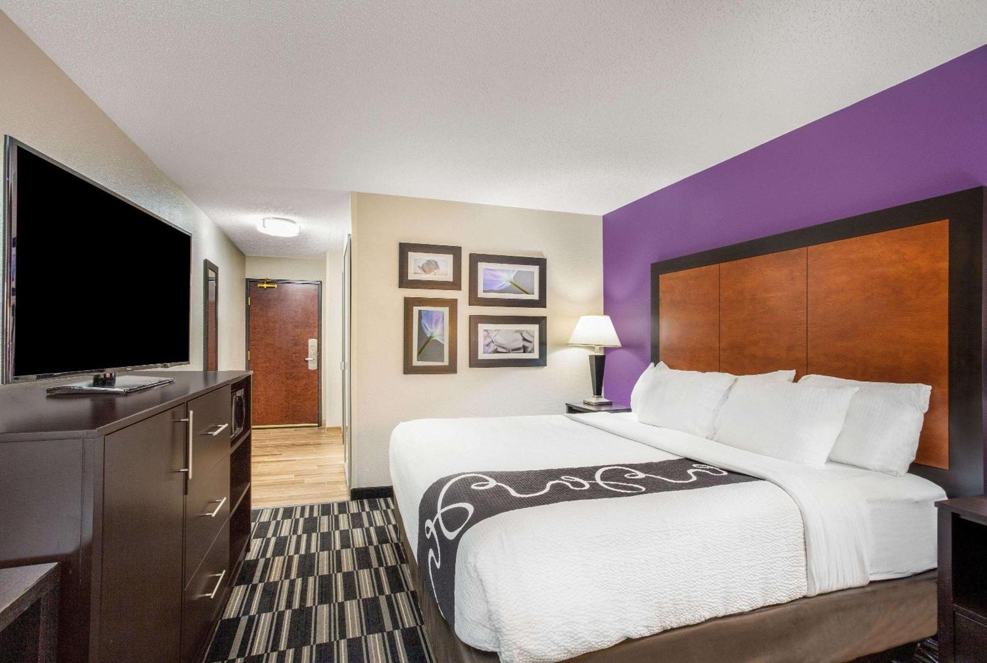King Room with Jetted Tub and Bathtub with Grab Bars - Mobility Accessible/Non-Smoking