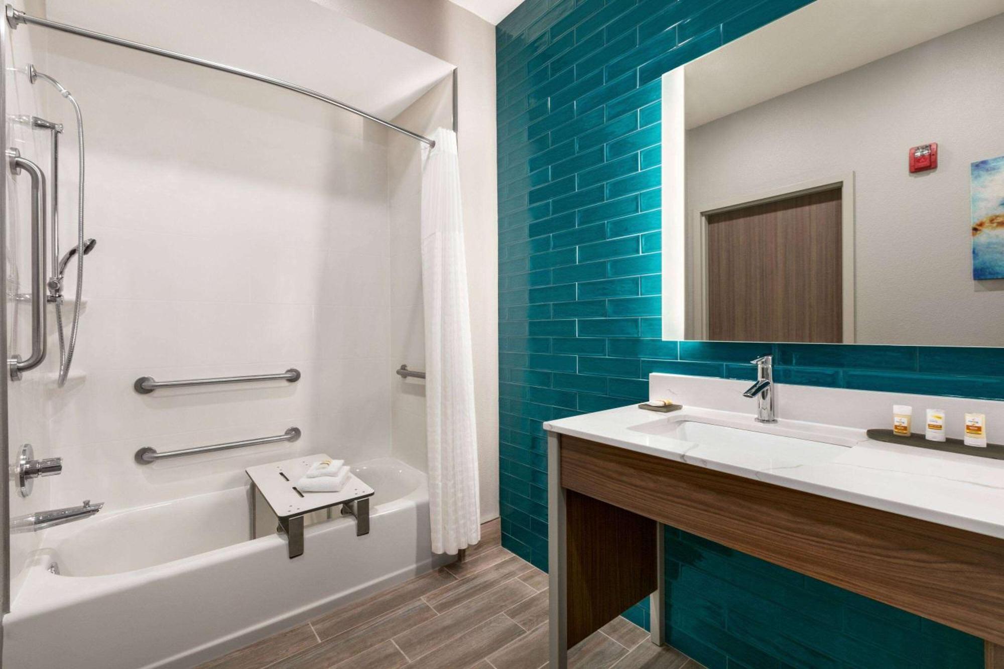 1 King Bed, Mobility Accessible Room, Tub w/ Grab Bars, Non-Smoking