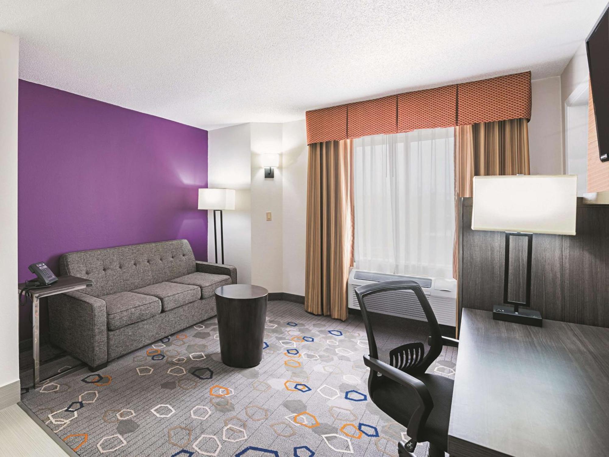 One-Bedroom King Suite - Non-Smoking