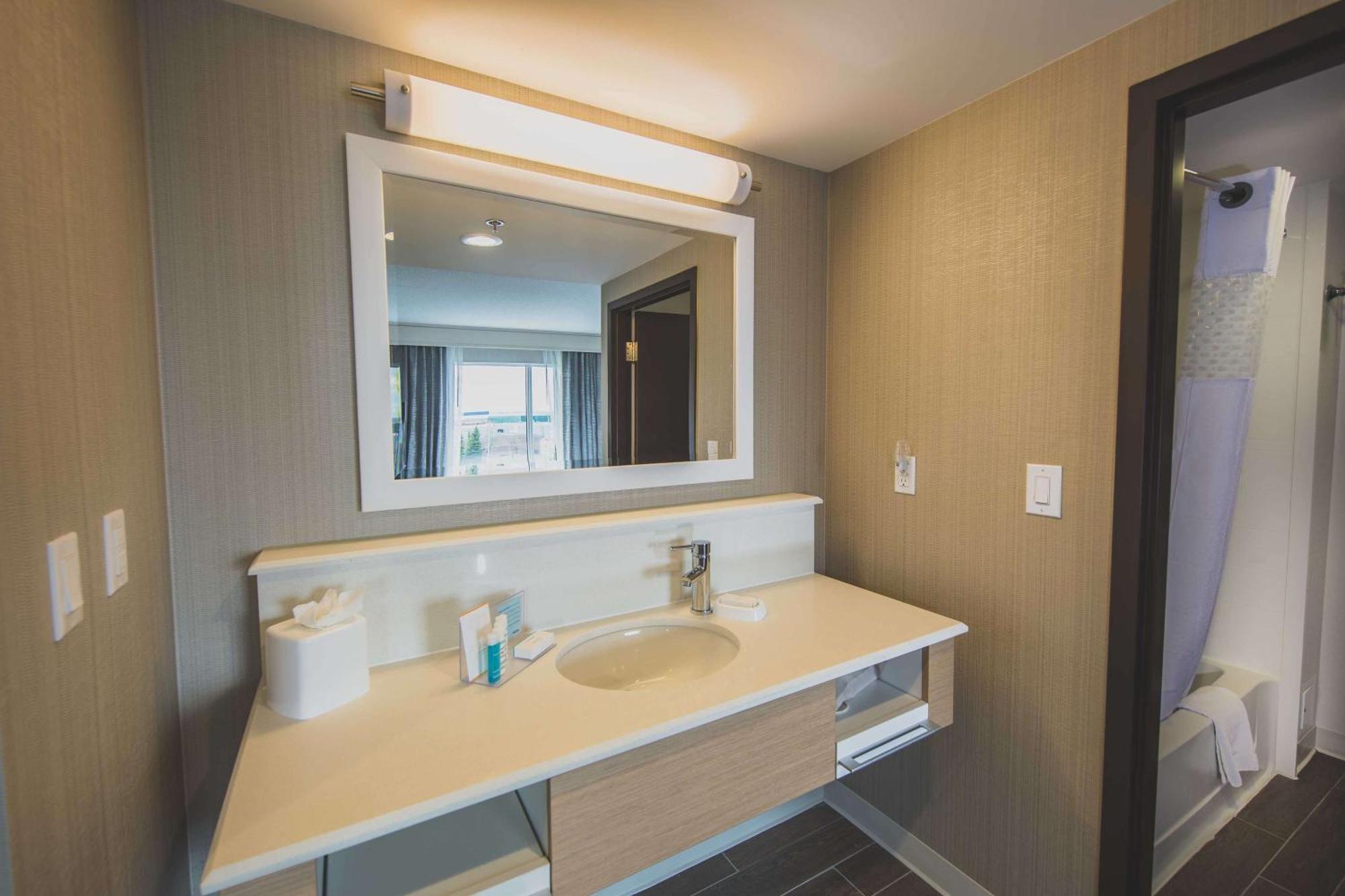Standard King Room - Non-Smoking