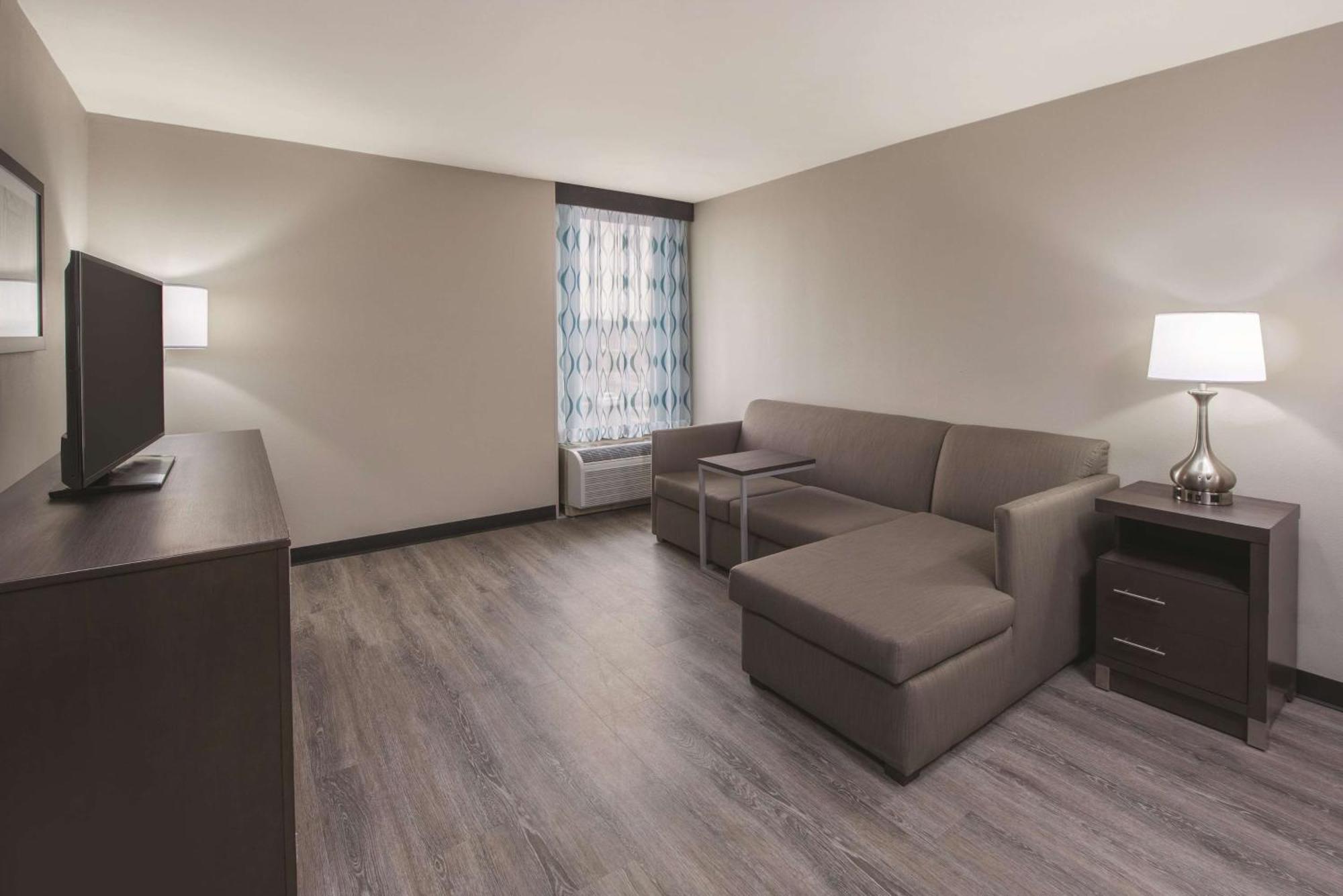 One-Bedroom King Suite Non-Smoking