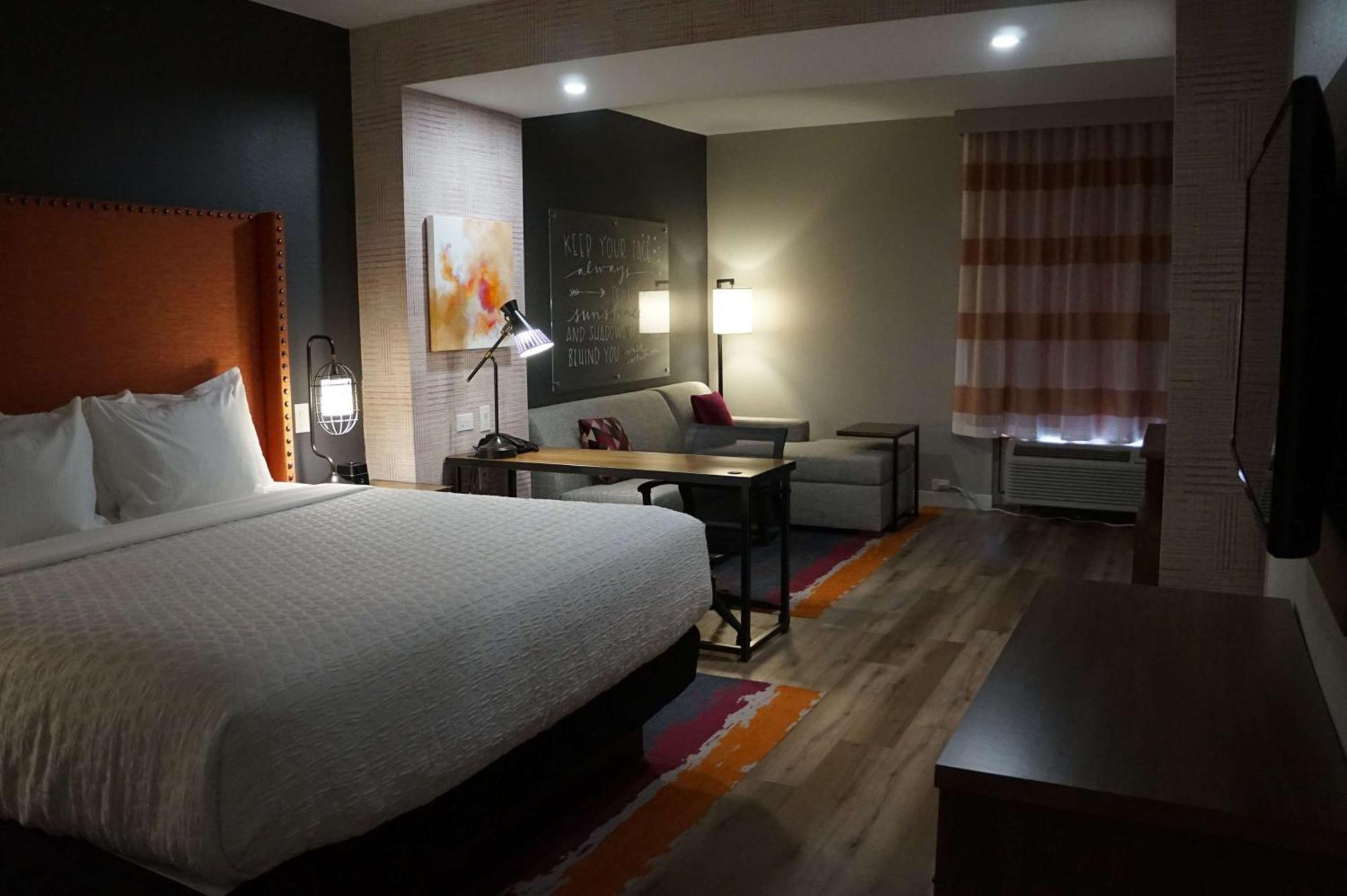 Deluxe King Room with Bath Tub - Mobility/Hearing Accessible - Non-Smoking