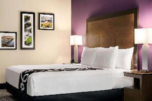 Deluxe King Room with Hearing Impaired Access - Non-Smoking