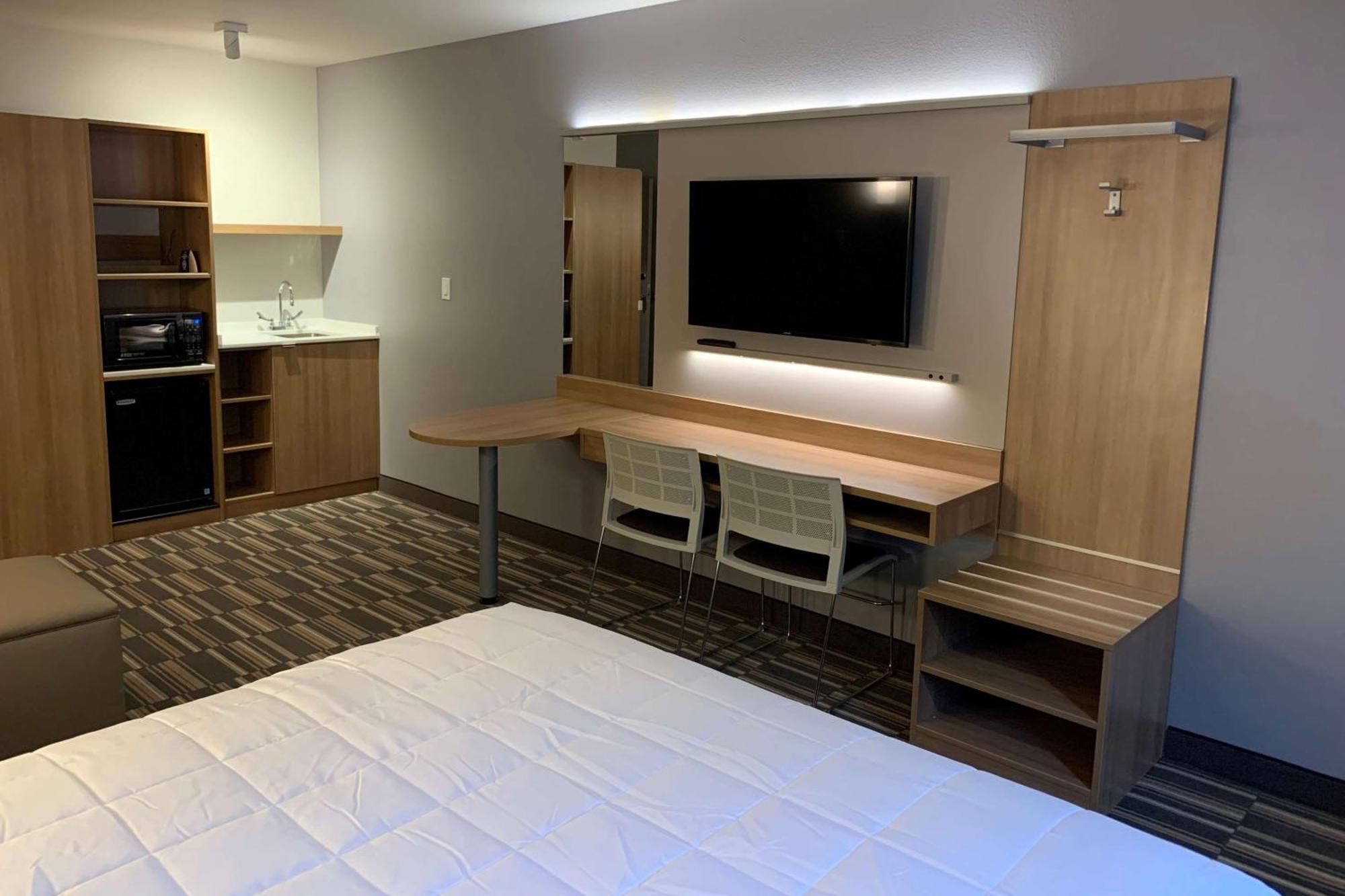 Queen Suite with Lake Side - Non-Smoking