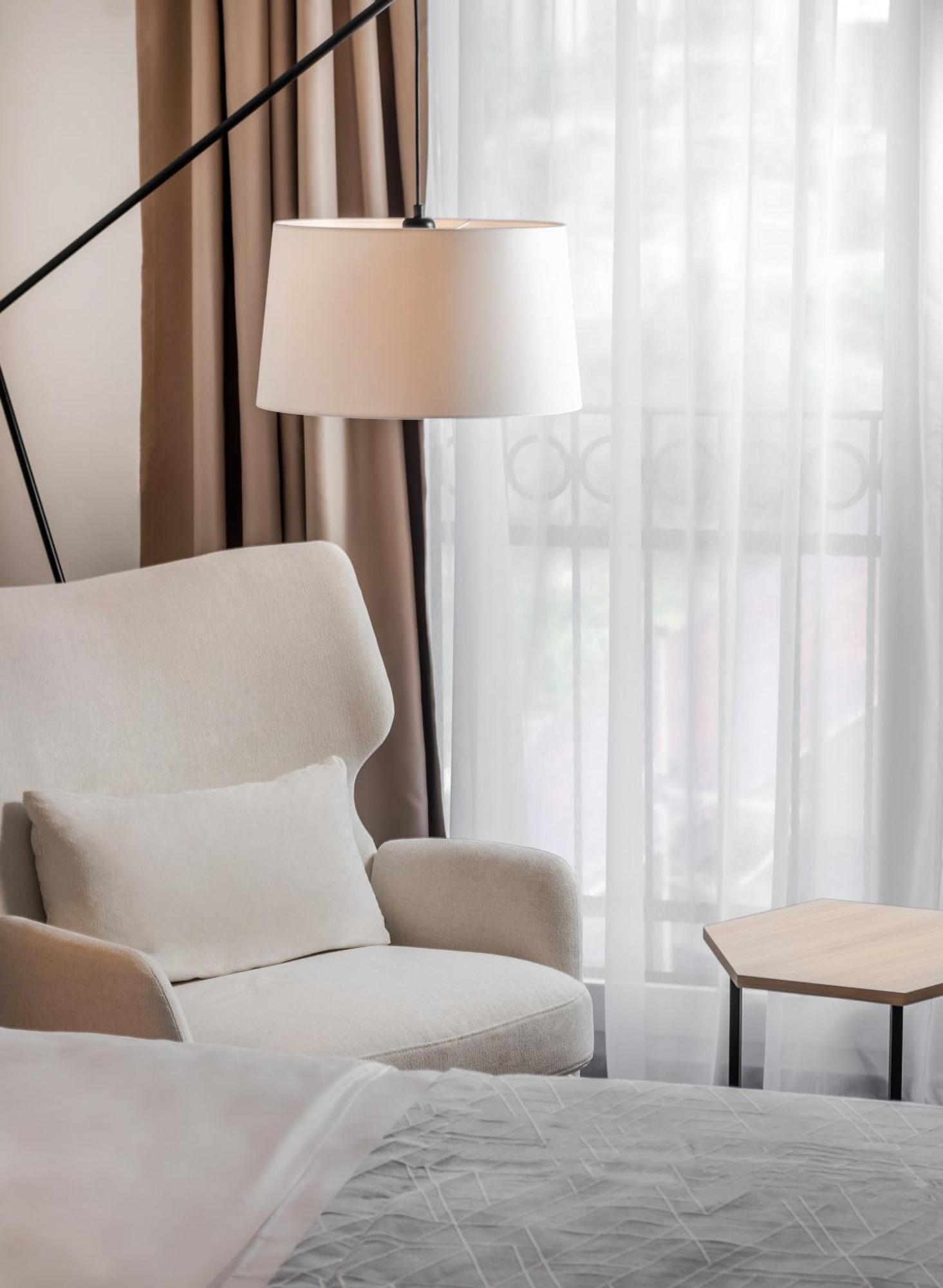 Superior Zimmer mit Balkon und Parkblick – modernes Gebäude