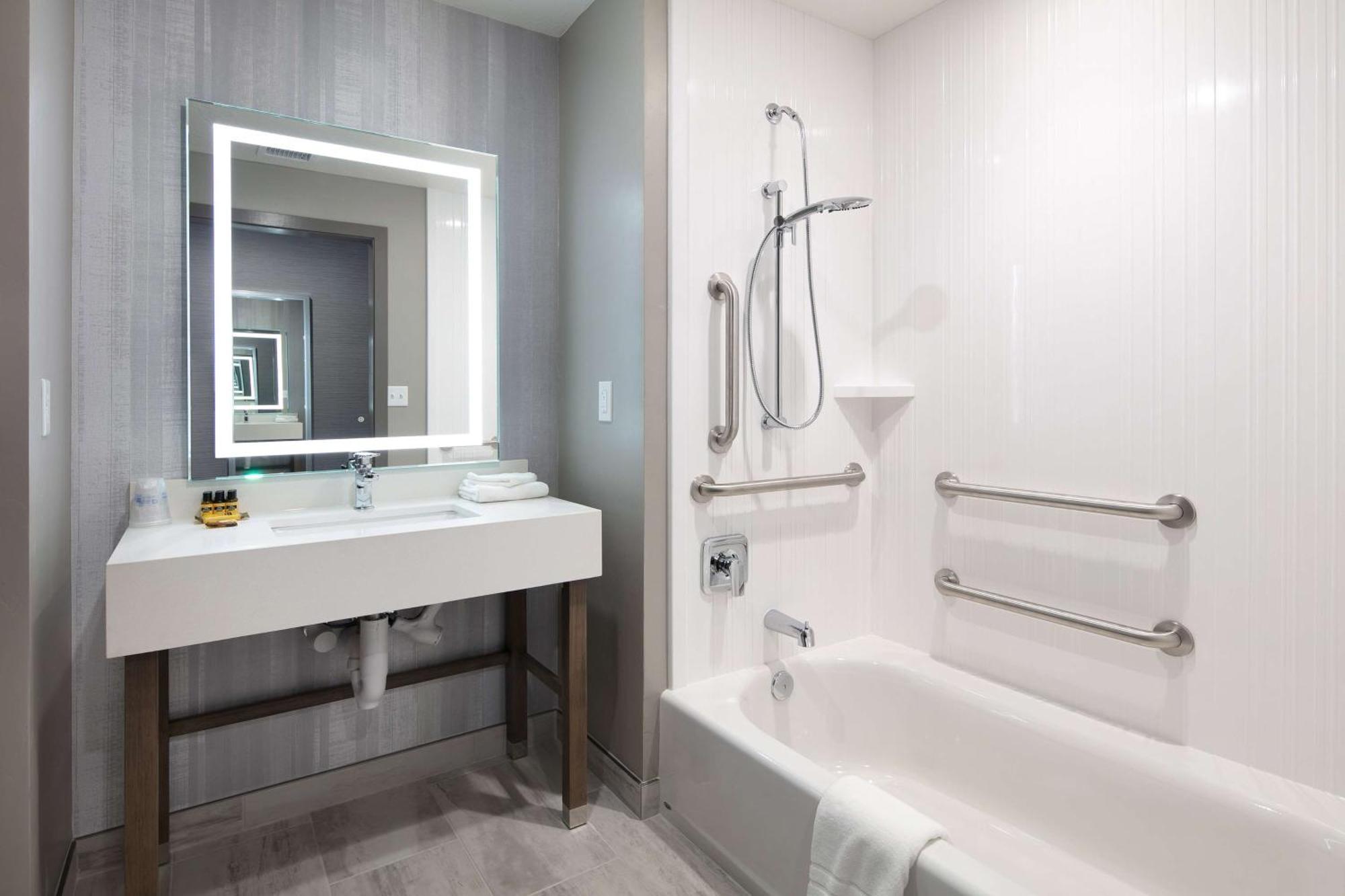 King Suite with Bath Tub and Sofa Bed - Disability Access/Non-Smoking