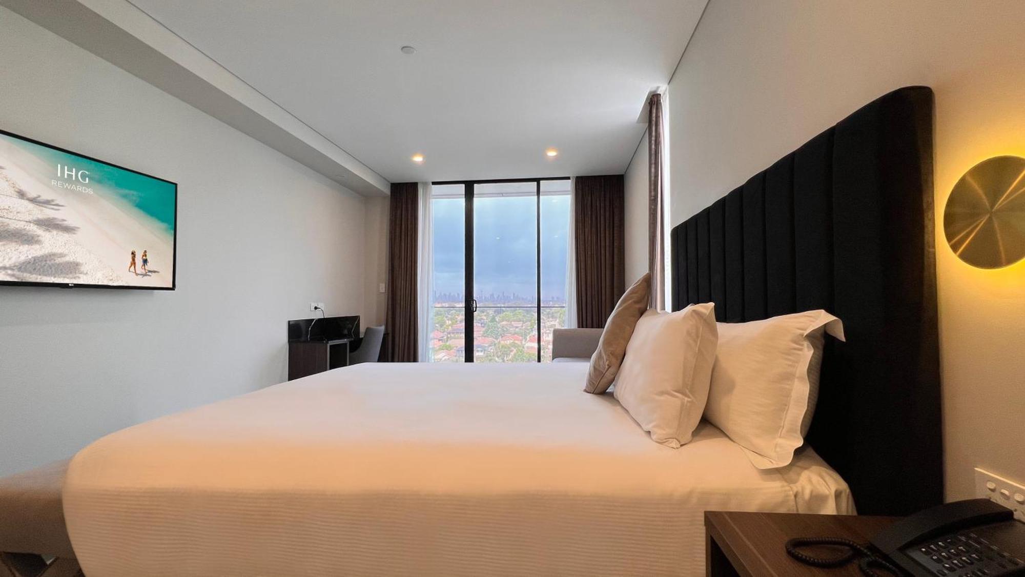 1 King Bed Premium City View Bathtub