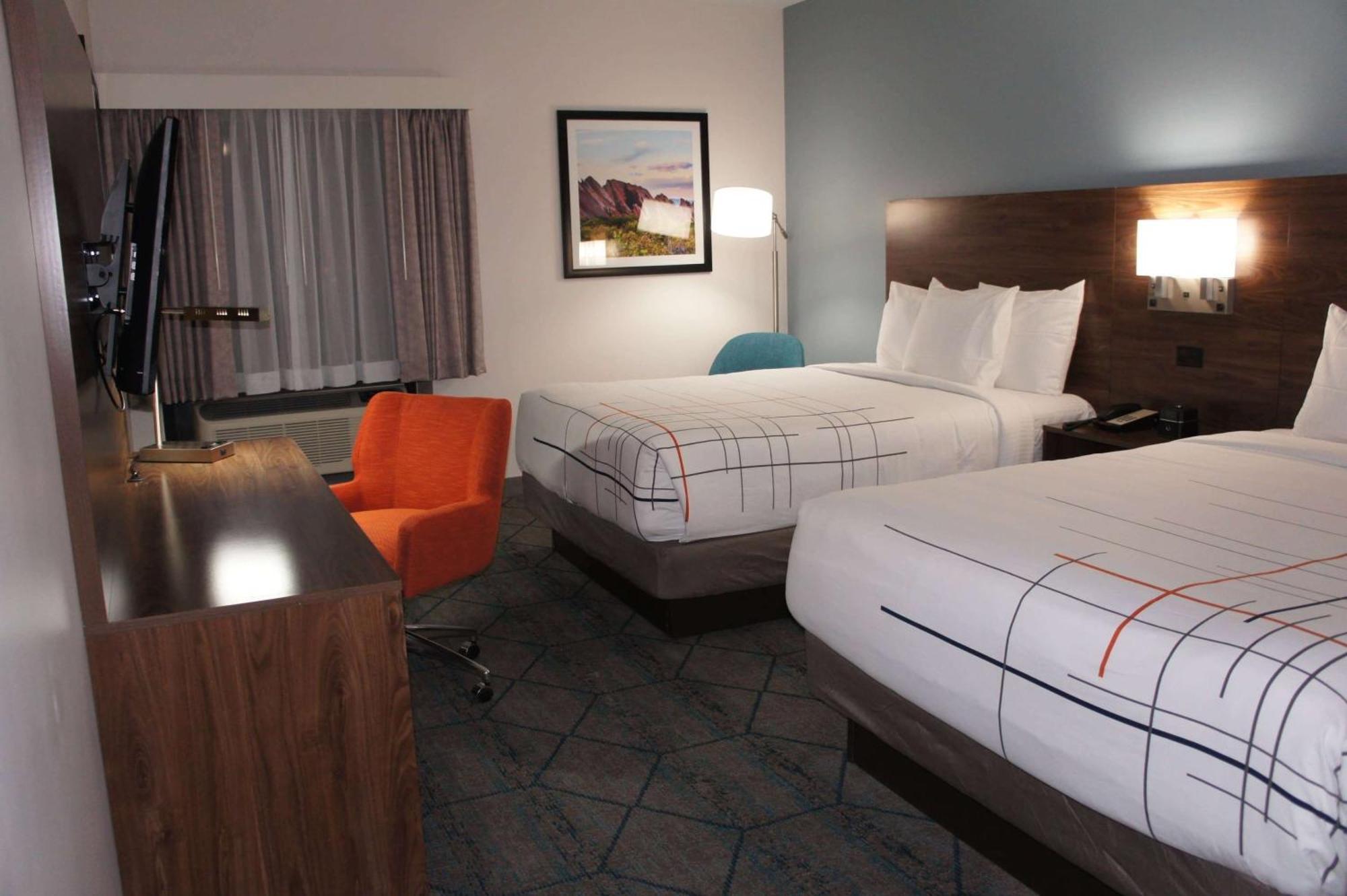 Deluxe Queen Room with Bathtub with Grab Bars - Mobility Accessible/Non-Smoking