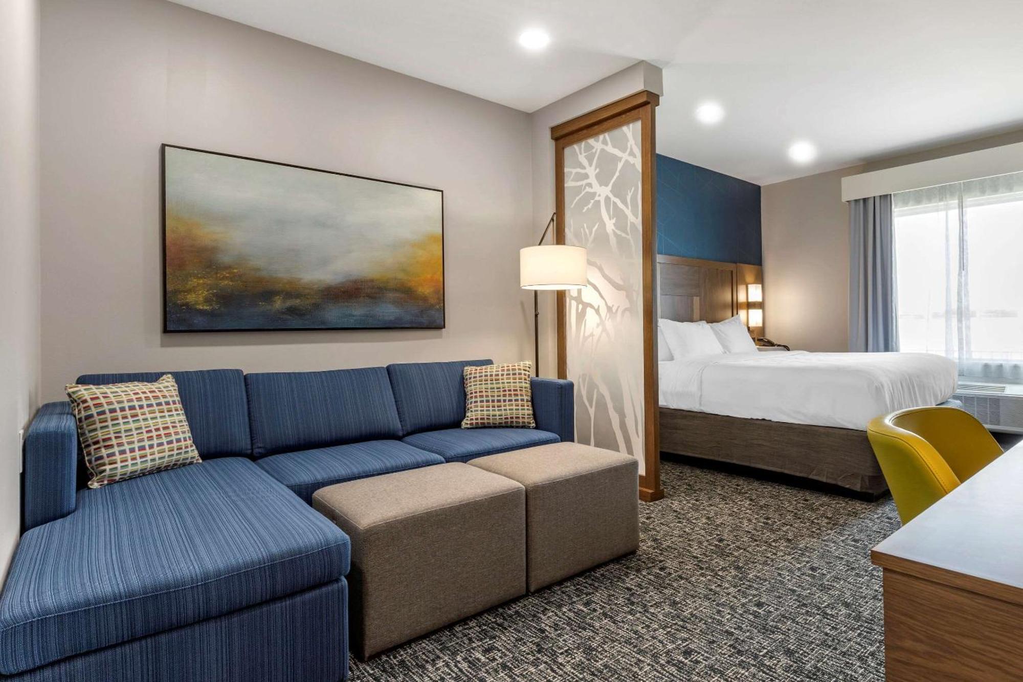 King Suite with Golf Course View - Non-Smoking