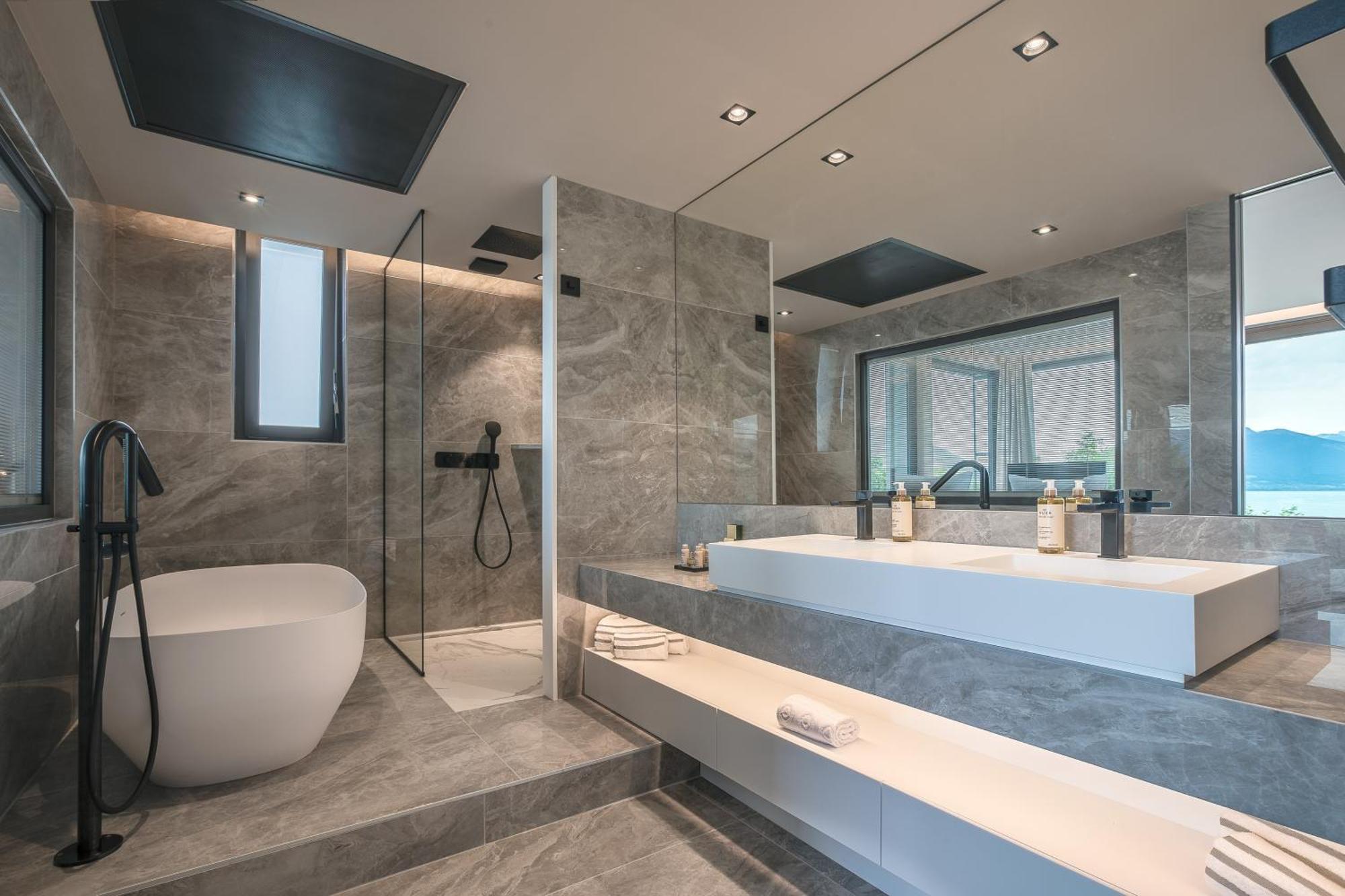Penthouse terrace Lake Side complimentary spa access