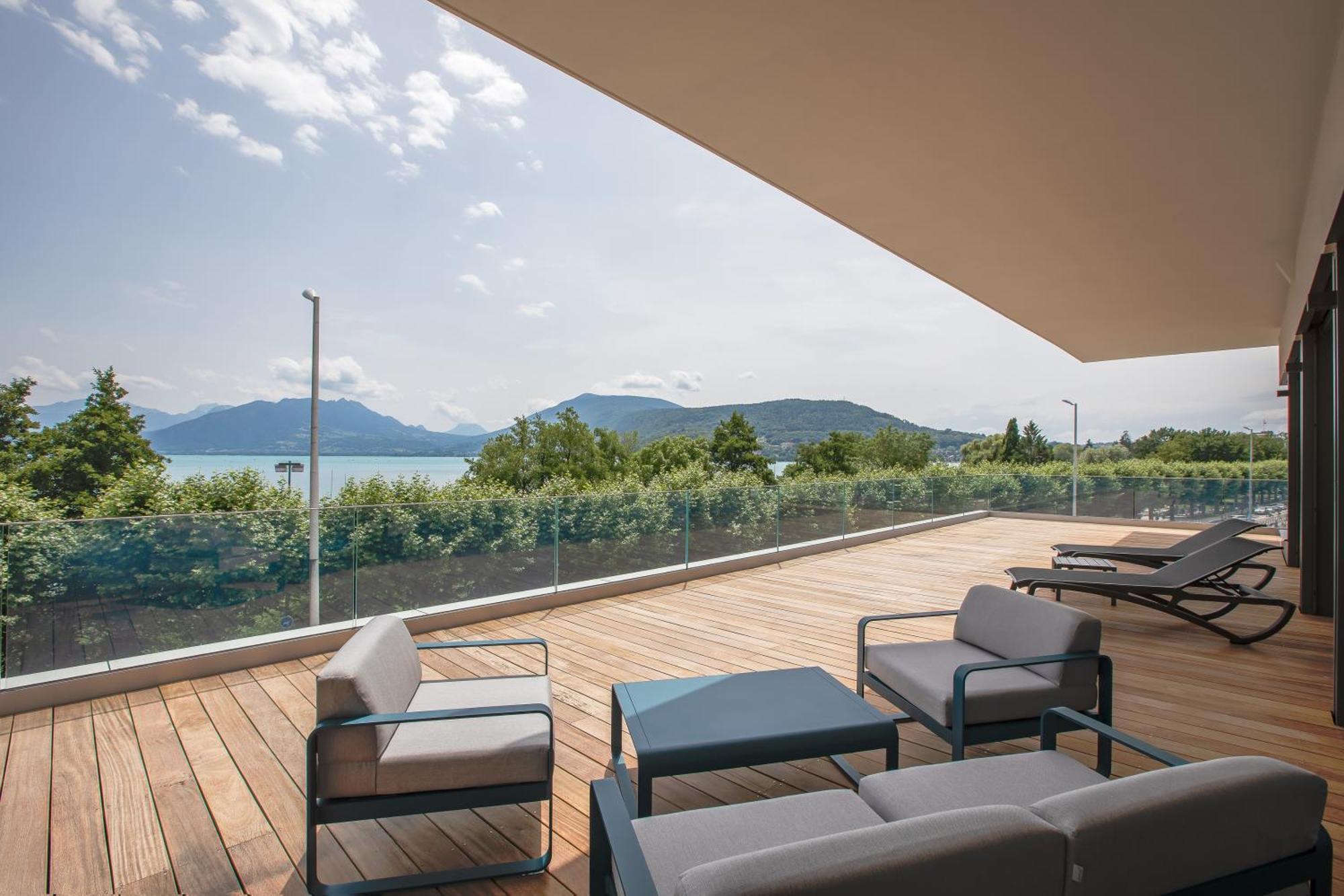 Penthouse terrace Lake Side complimentary spa access