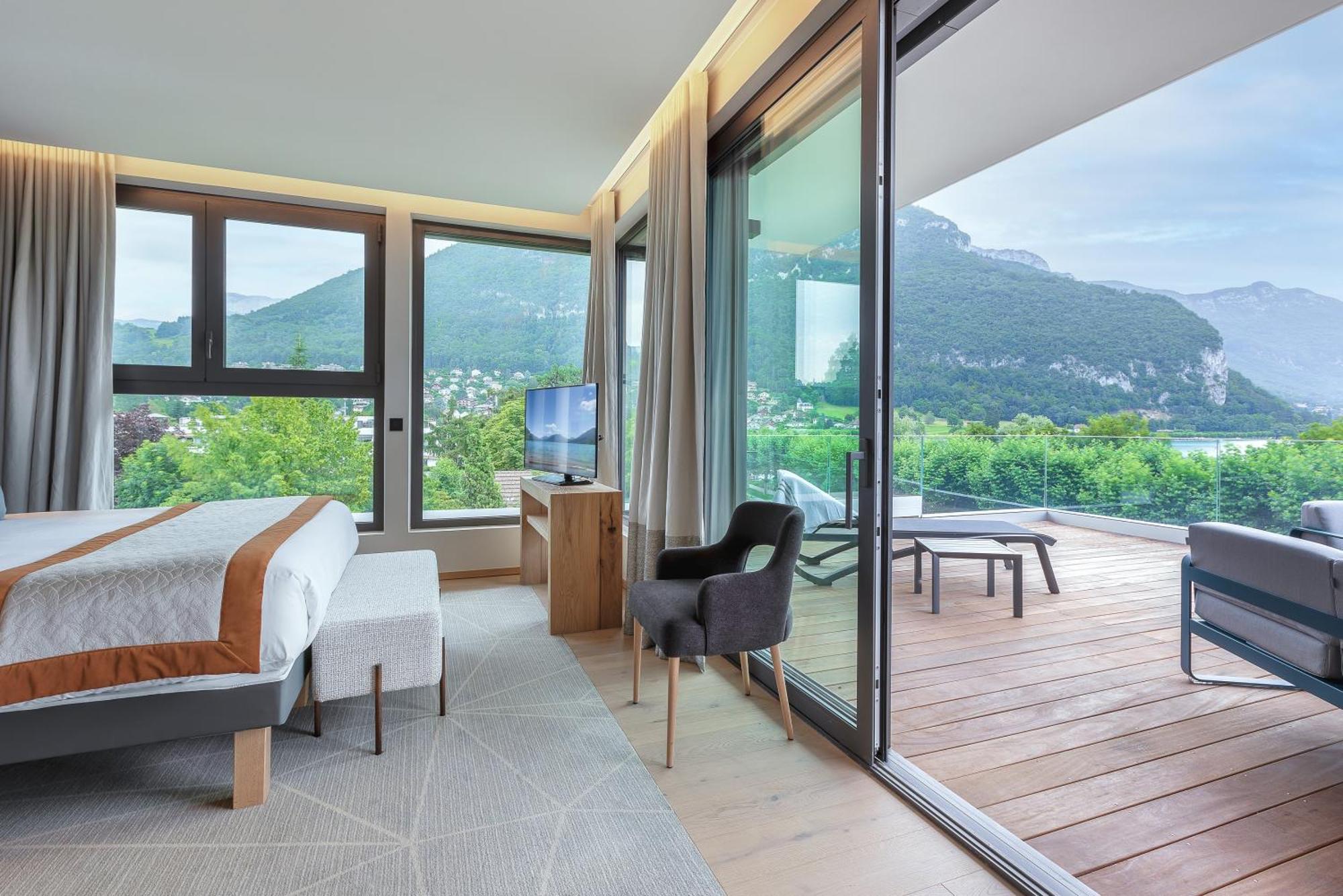 Penthouse terrace Lake Side complimentary spa access