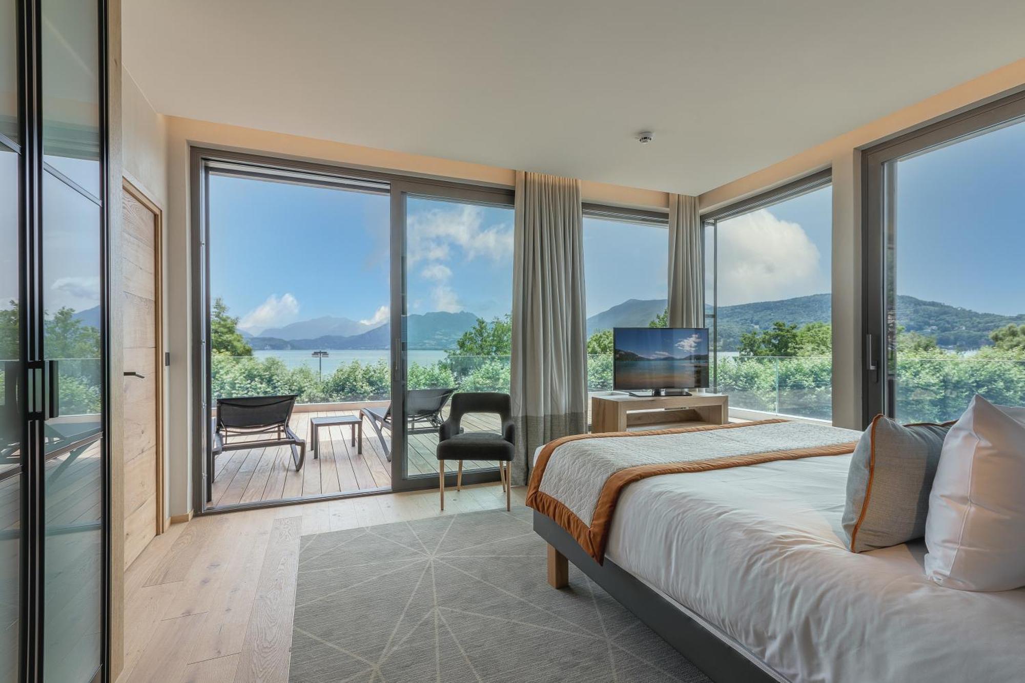 Penthouse terrace Lake Side complimentary spa access