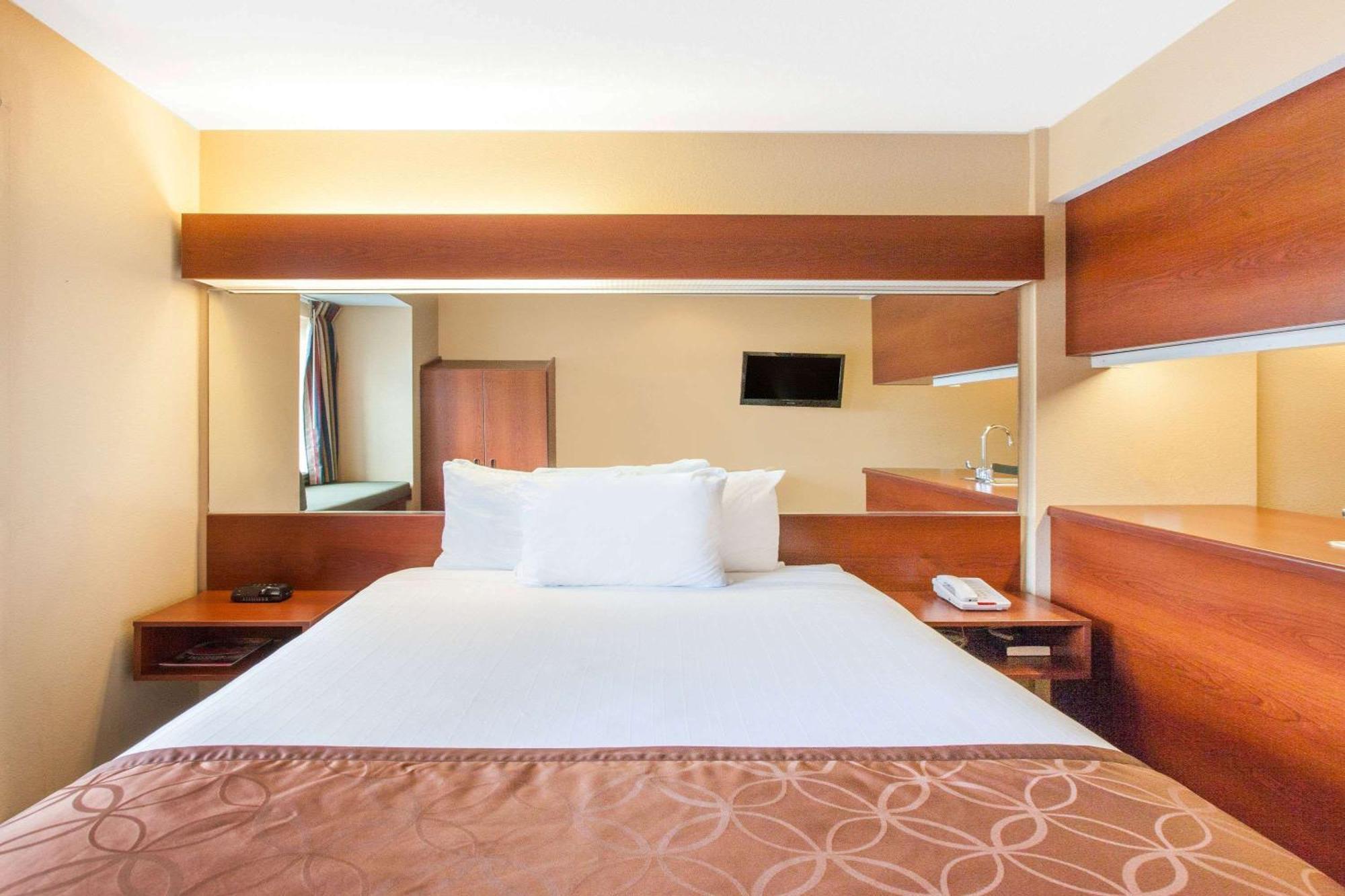 Queen Suite with Bathtub with Grab Bars - Mobility Accessible/Non-Smoking