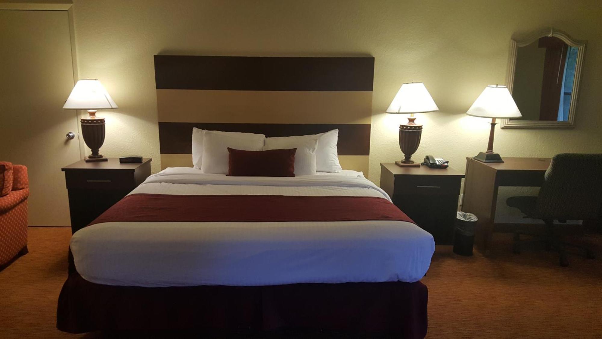 Junior King Suite with Pool View - Non-Smoking