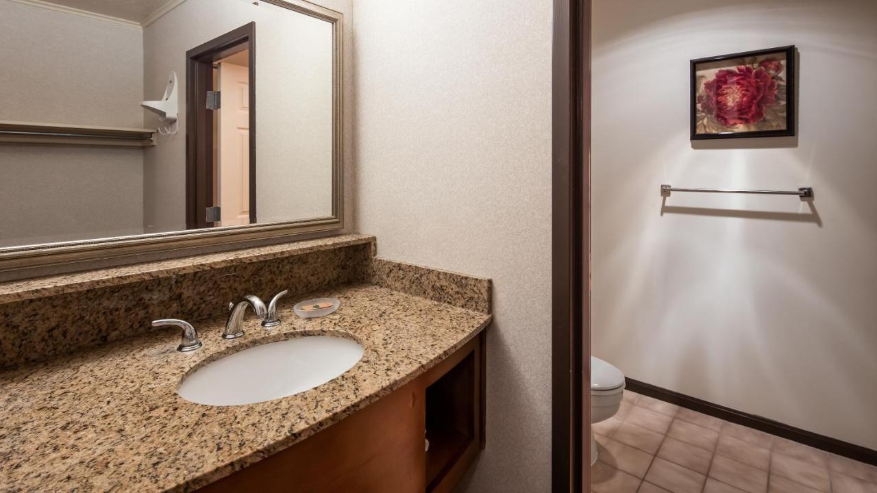 One-Bedroom Suite with Three Queen Beds and Patio
