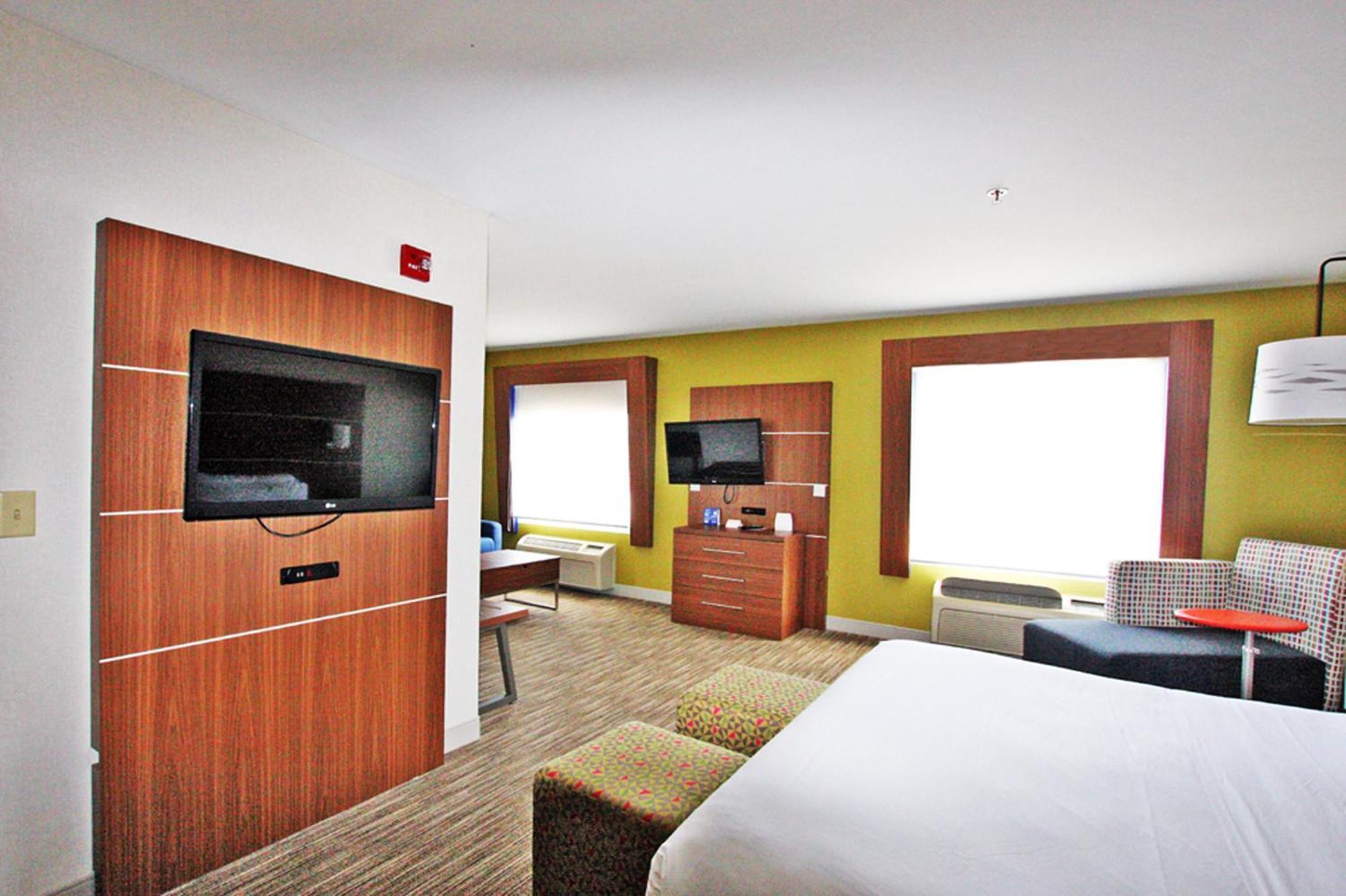 Queen Room with Two Queen Beds - Hearing Accessible