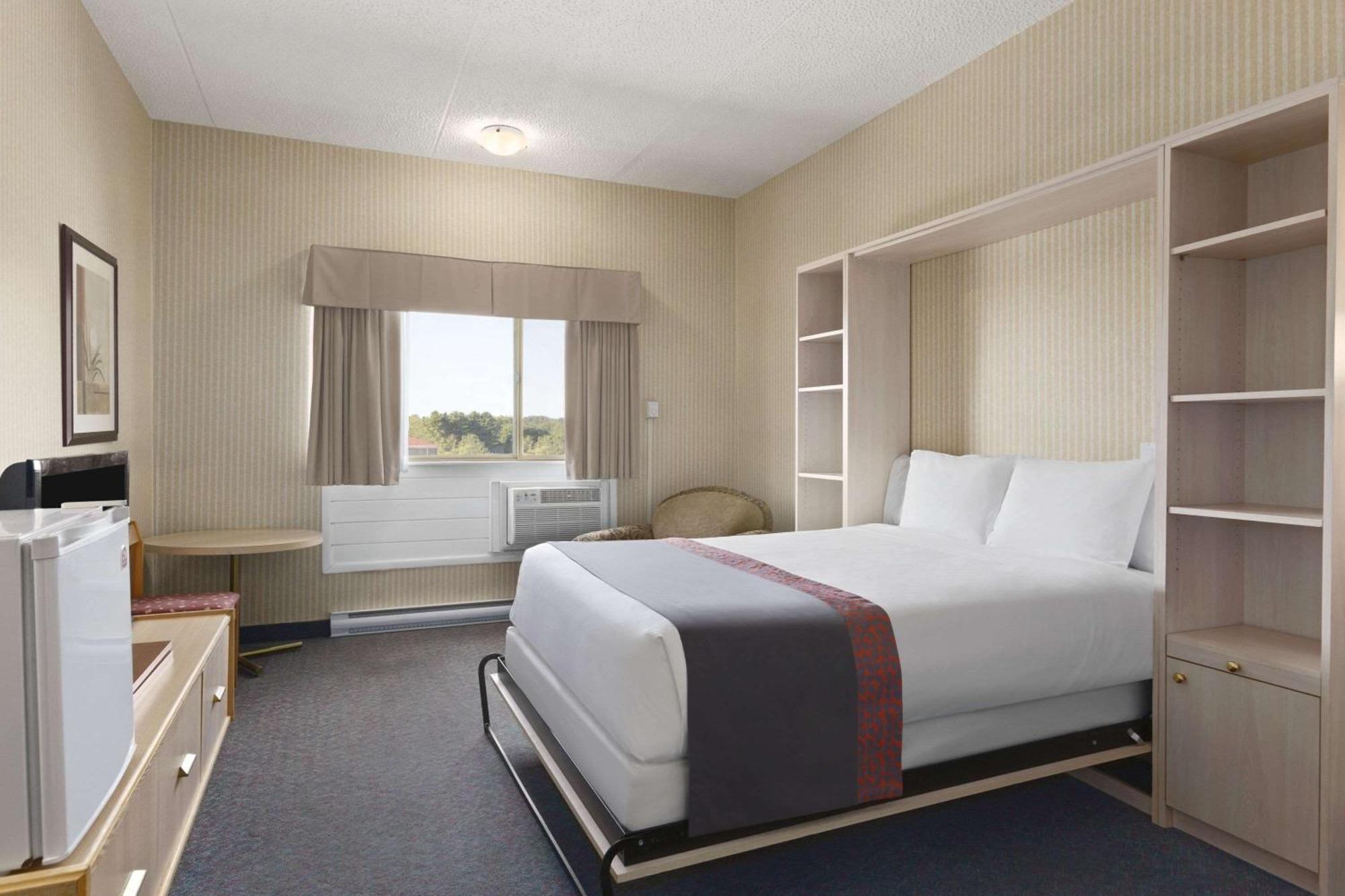 Queen Room - Mobility Access/Non-Smoking
