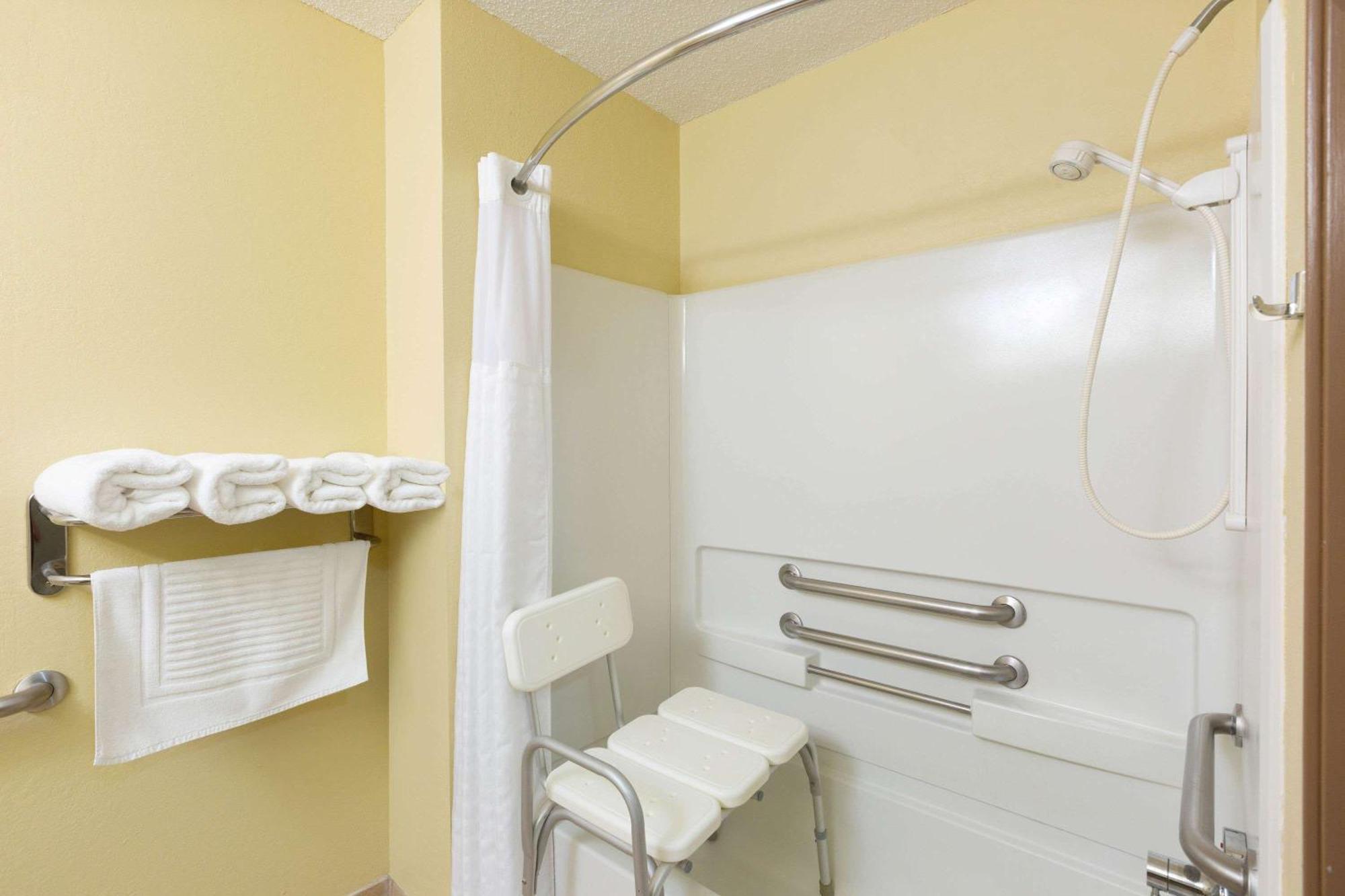 Queen Room - Disability Access/Non-Smoking