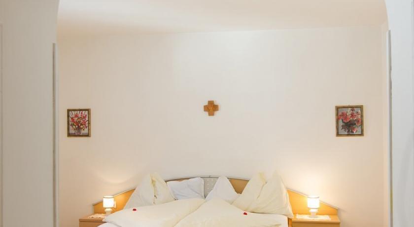 Standard Double Room,989010772:JPEG