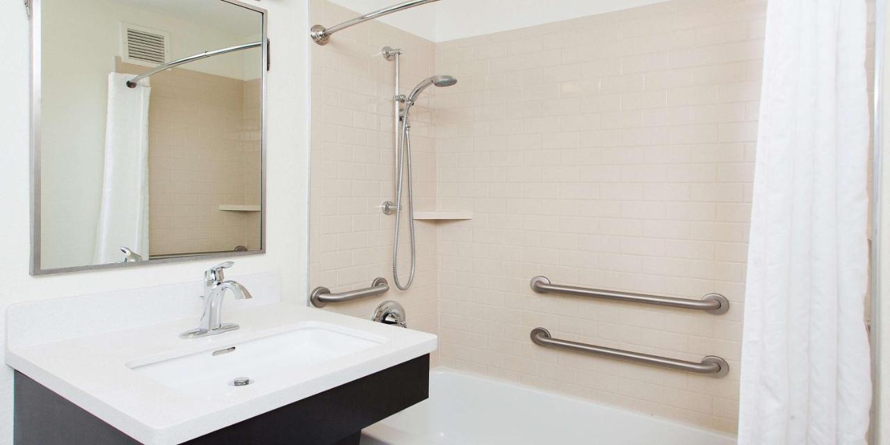 One Bedroom Suite Queen- Home Office Tub - Hearing / Mobility Accessible