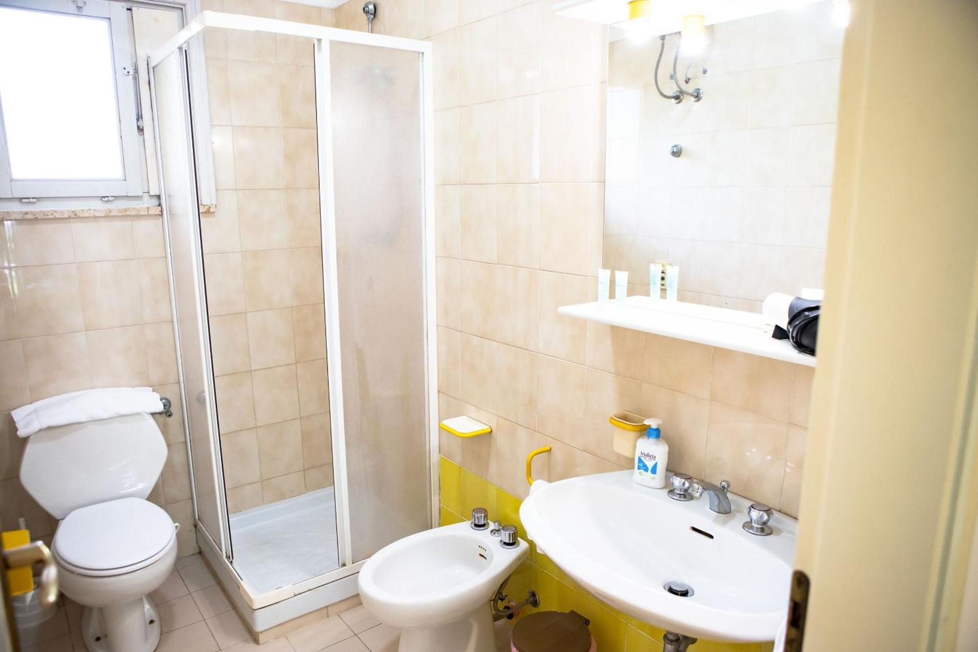 King Studio with Sofa Bed and Adapted Tub - Mobility and Hearing Accessible