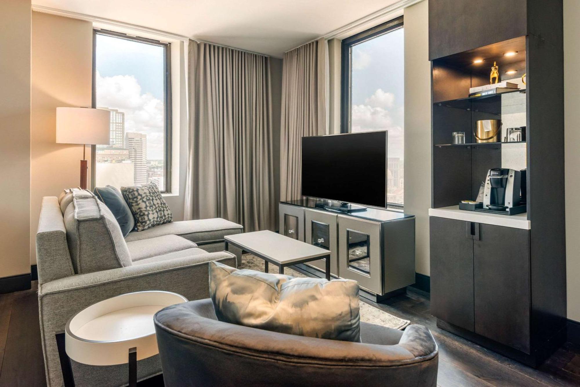Suite Lit King-Size - Vue sur Ville - Accessible aux Personnes à Mobilité Réduite - Non-Fumeurs