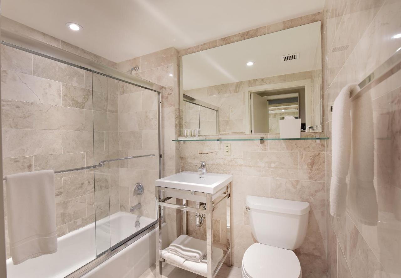 Suite Premium con 2 camas dobles y balcón
