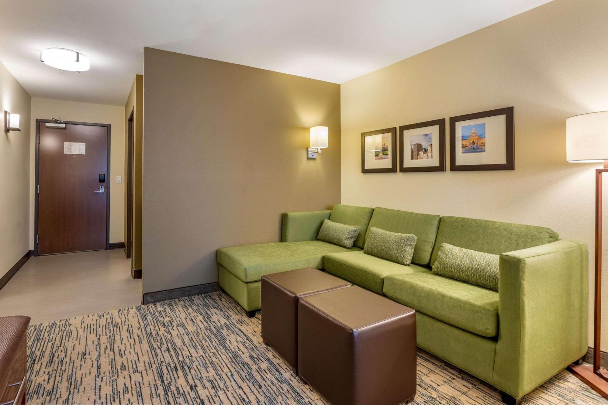 Queen Suite with Two Queen Beds - Non-Smoking