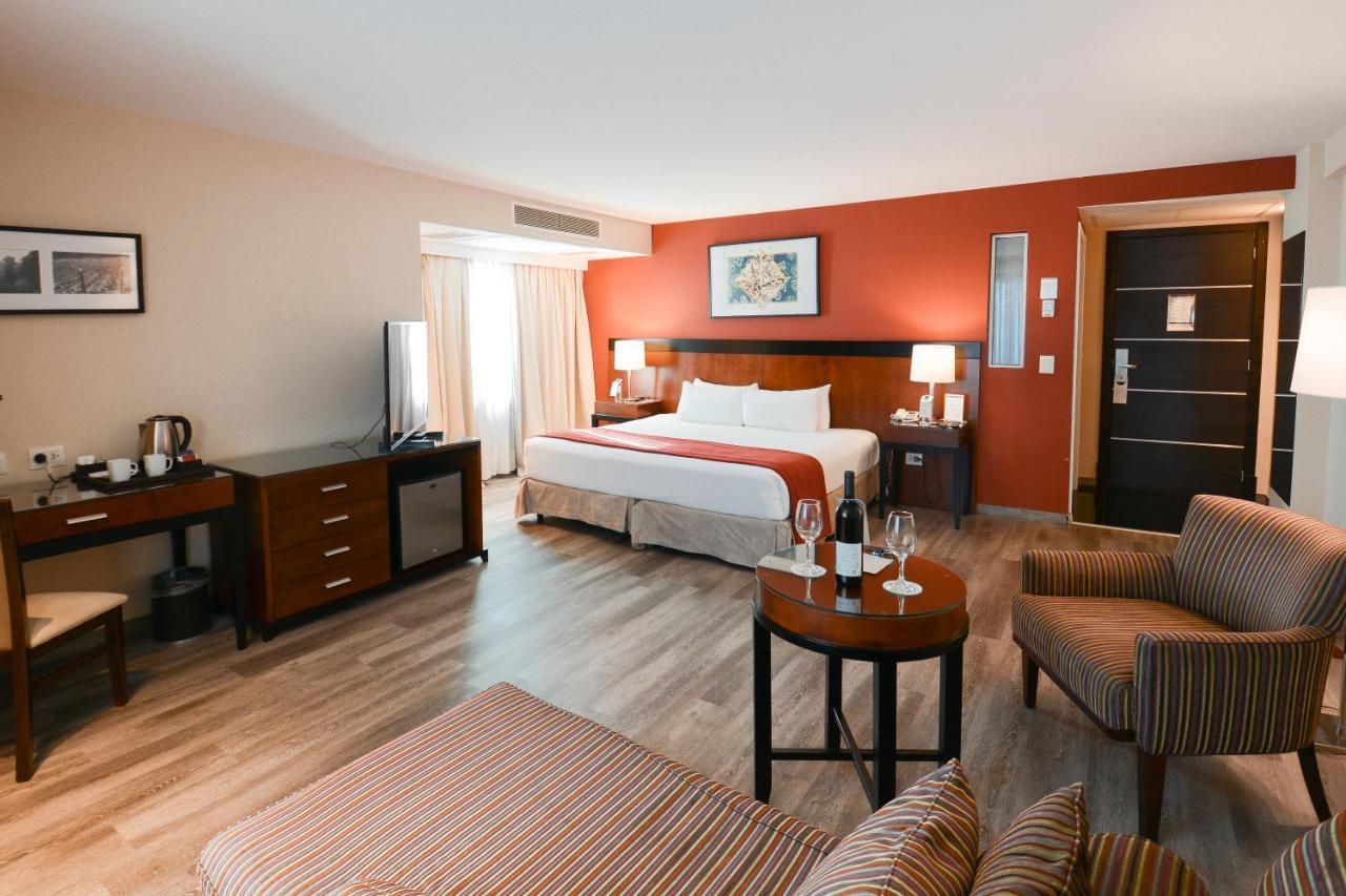 Corner Double Room Mountain View