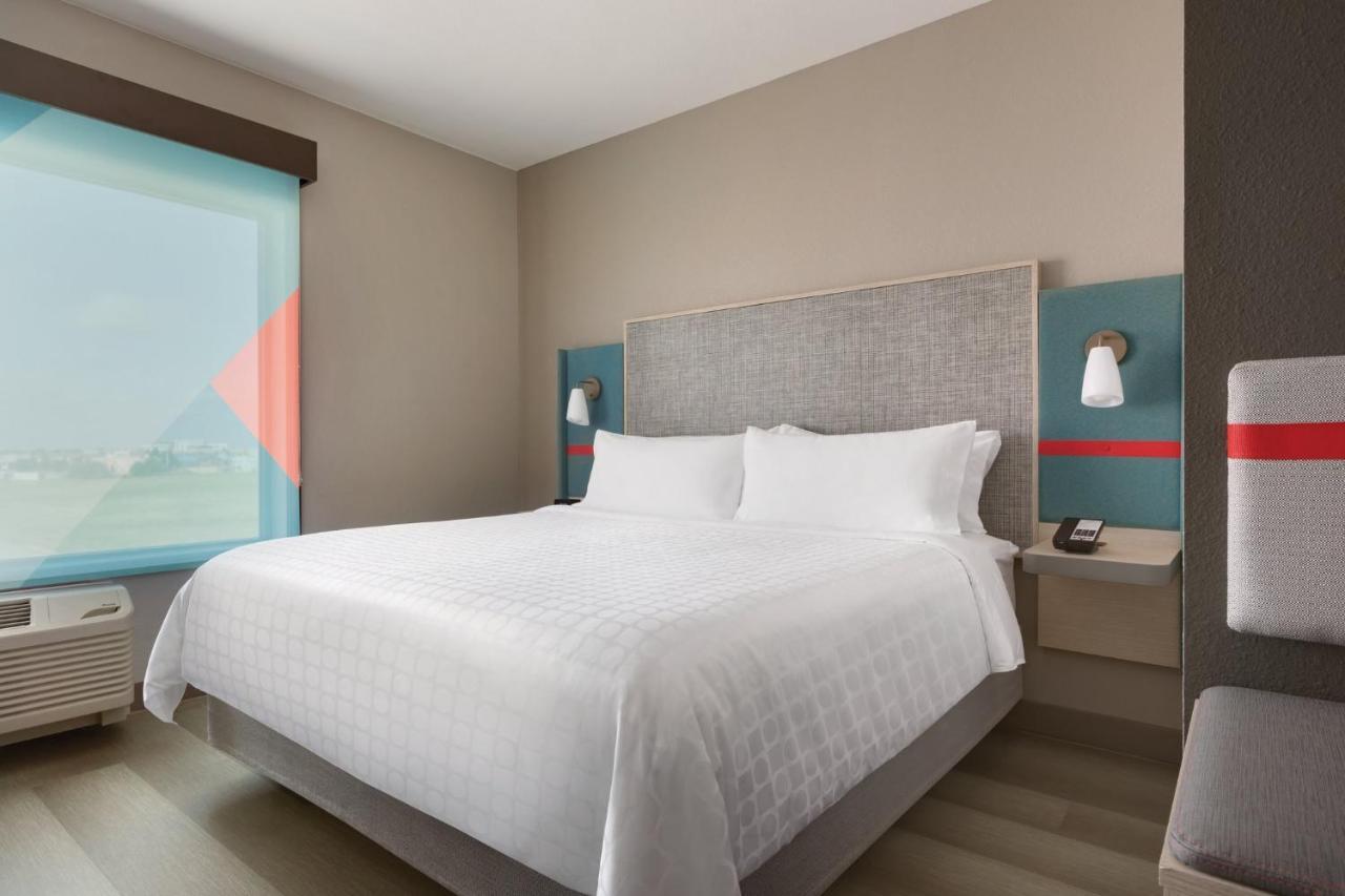King Room with Roll-In Shower - Disability Access