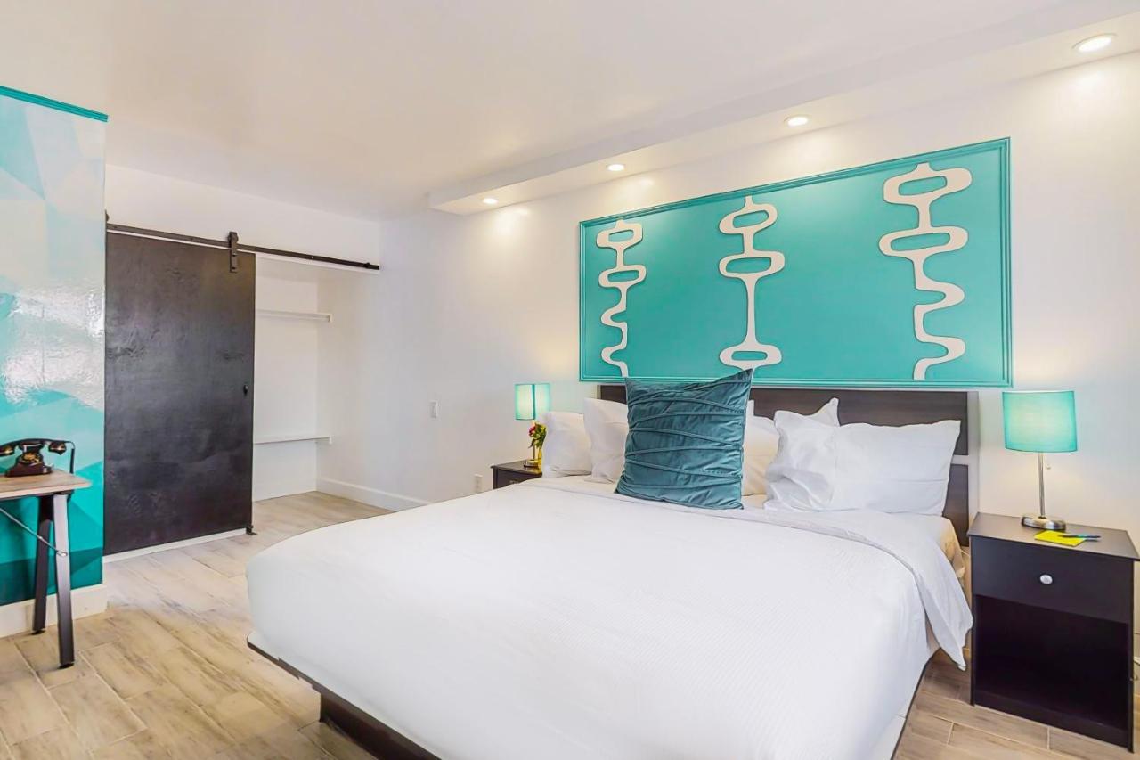 Habitación con cama extragrande.