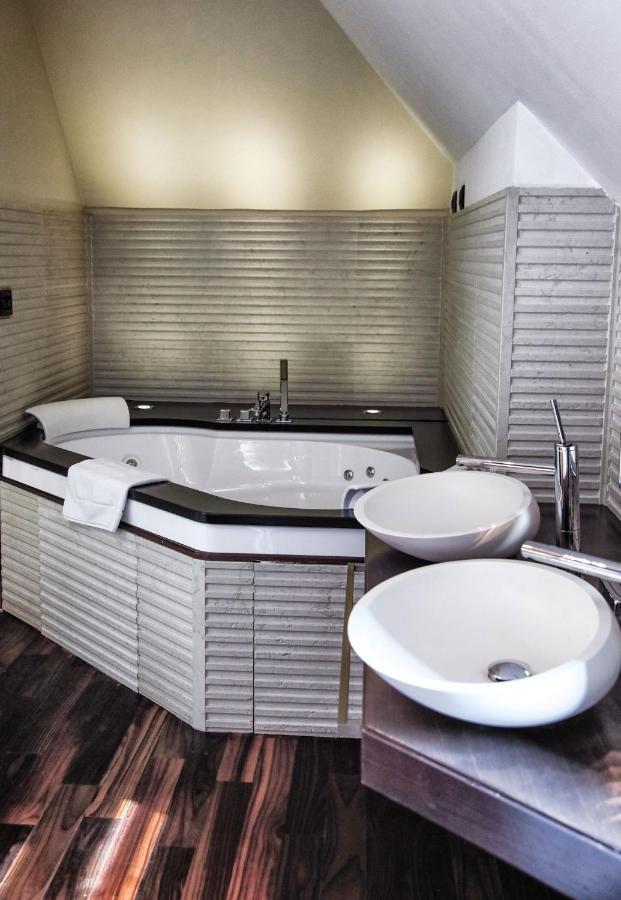 Suite Hot Tub,1291532656:JPEG