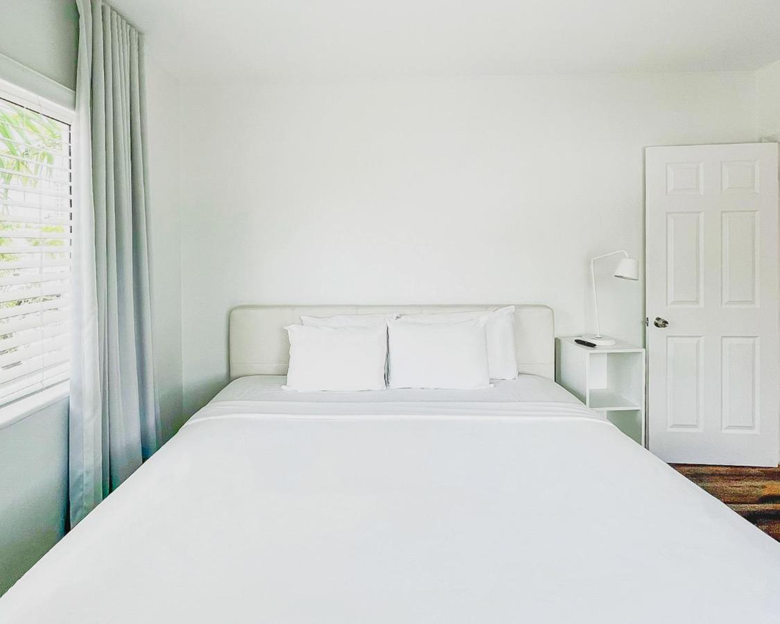 Alojamiento de 1 dormitorio con cama extragrande y sofá cama