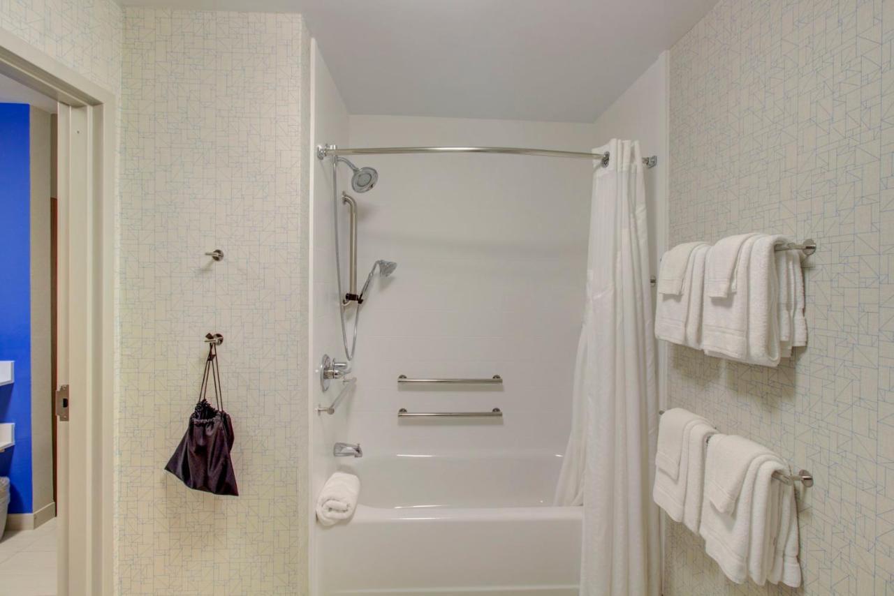 Queen Suite with Two Queen Beds Hearing Accessible Bathtub - Non-Smoking