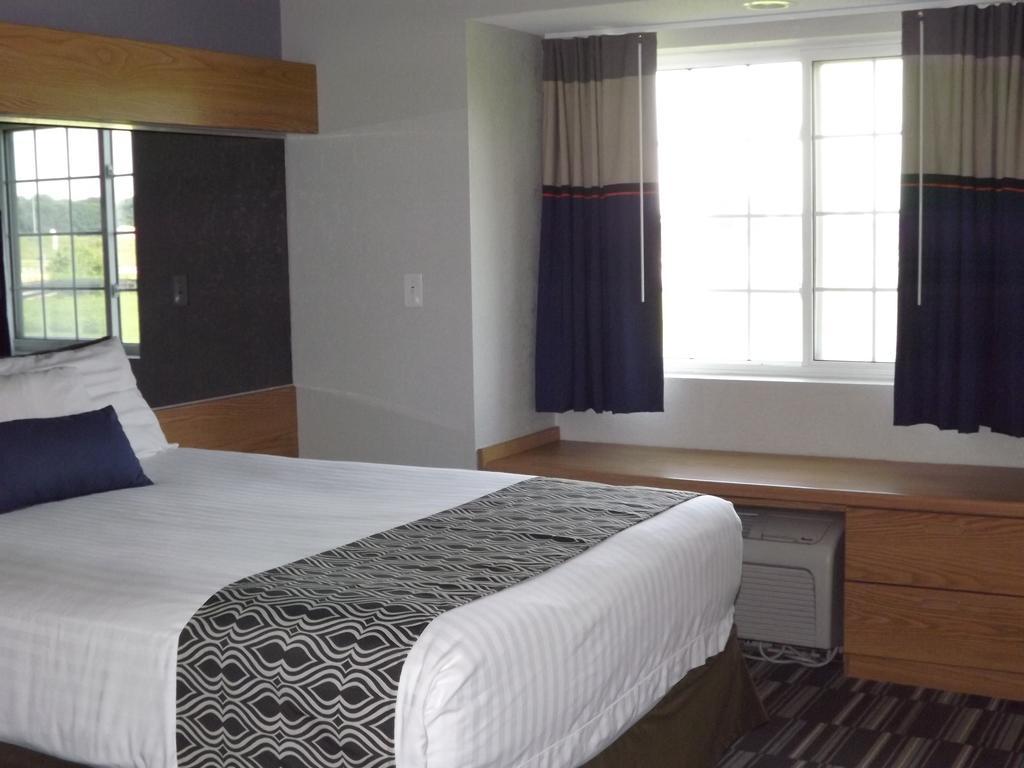 1 Queen Bed, Mobility Accessible Studio Suite, Non-Smoking