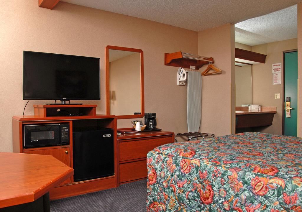 Queen Room - Non-Smoking