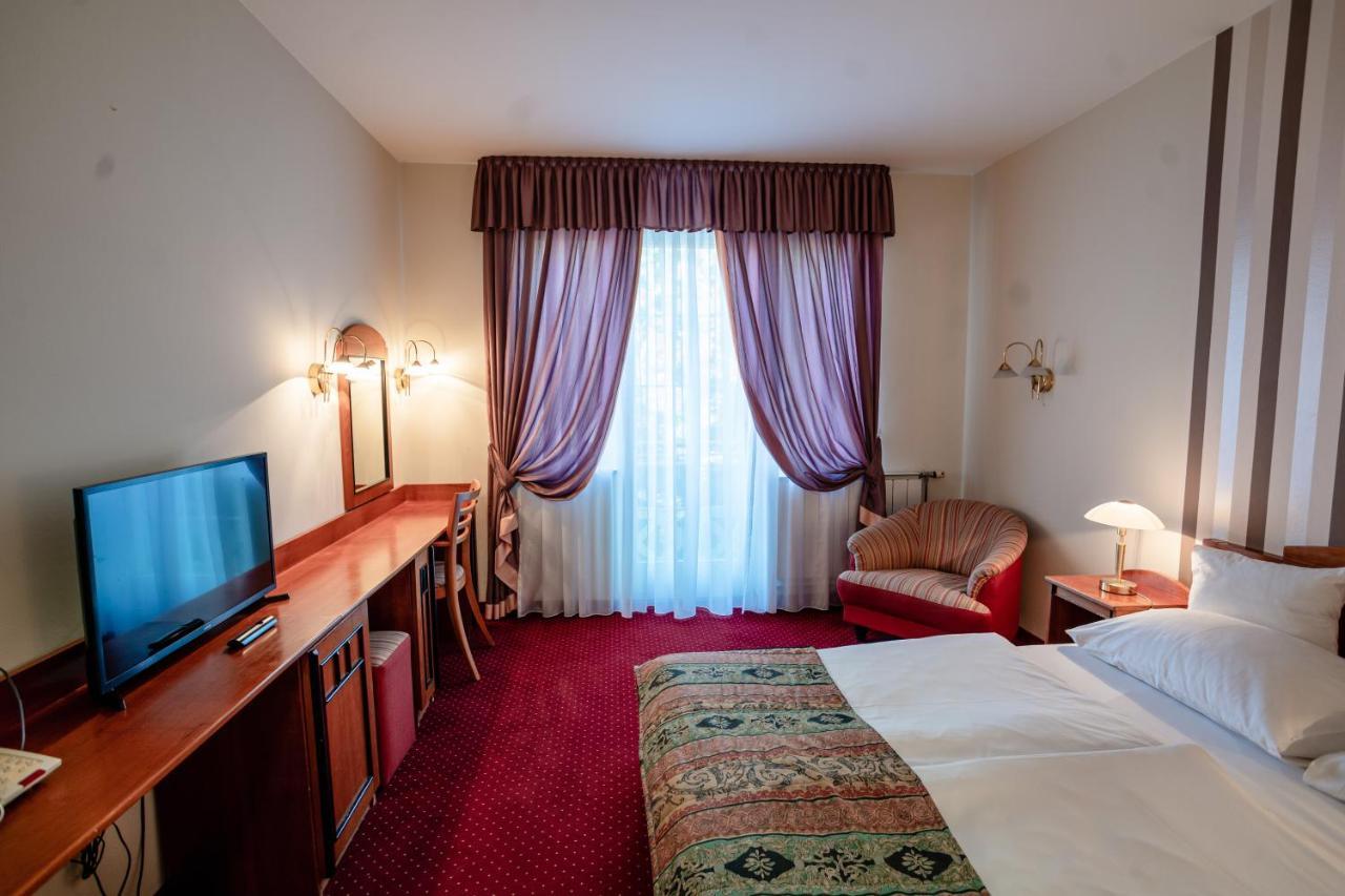 Standard Queen Room