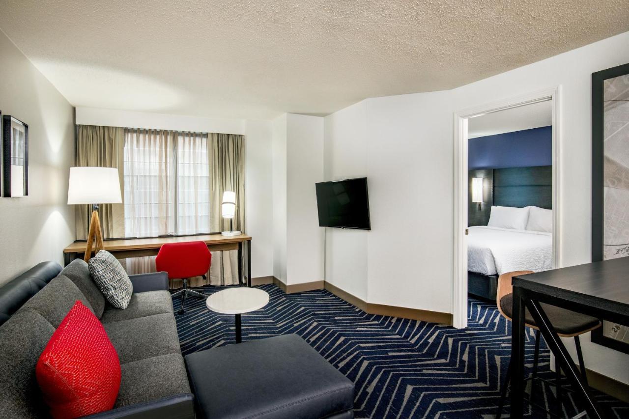 One-Bedroom Queen Suite Sofa Bed,1387953941:JPEG