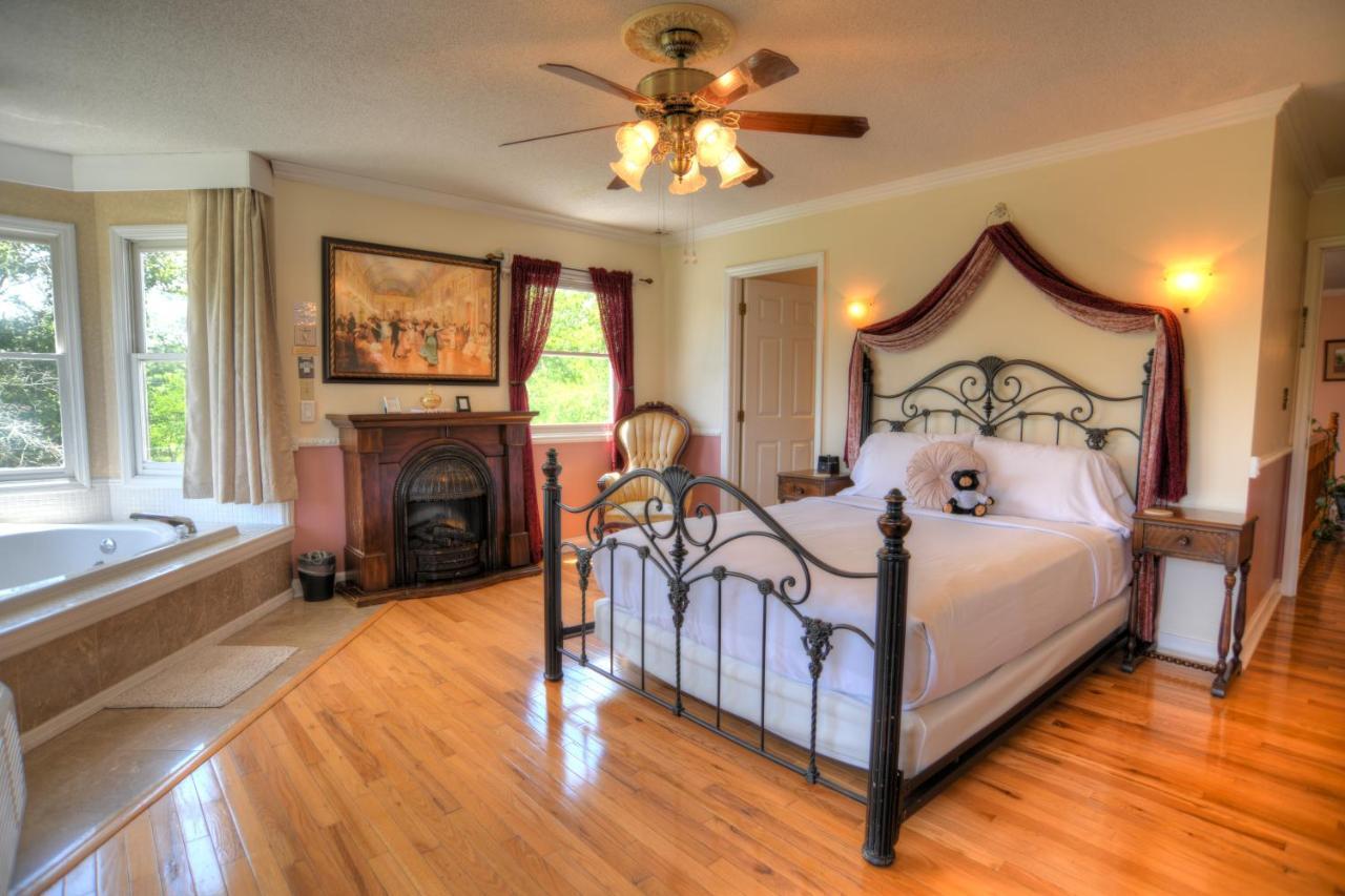 Deluxe Queen Room with Balcony