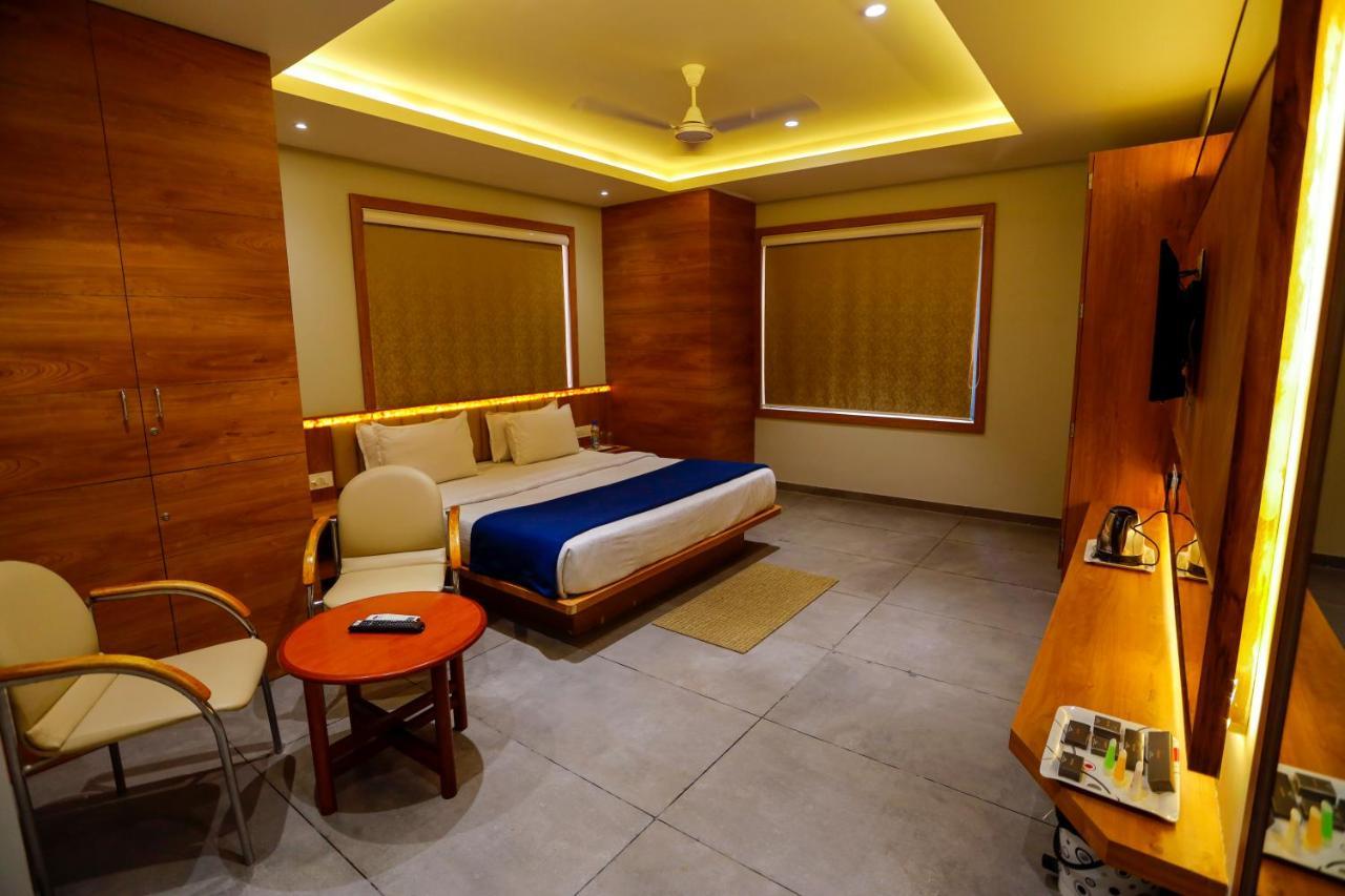 Deluxe Double Room Bath,1294796503:JPEG