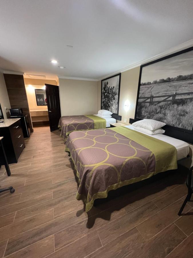 Queen Room with Two Queen Beds - Smoking