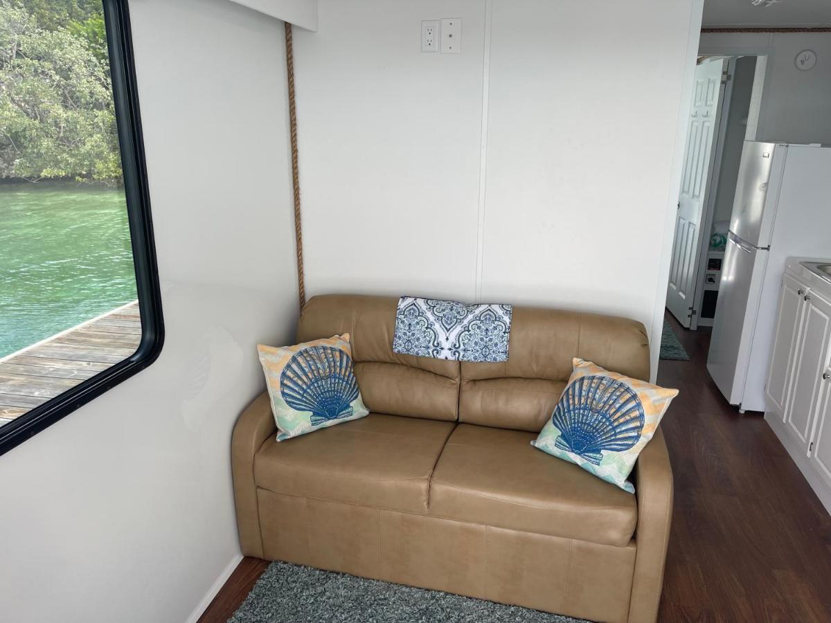 Houseboat Dockside