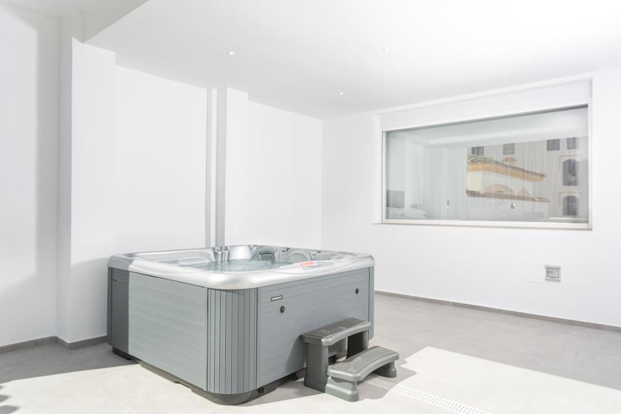 Deluxe Four-Bedroom Apartment Sea View Hot Tub