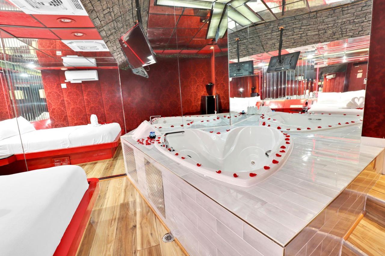 Deluxe Queen Studio