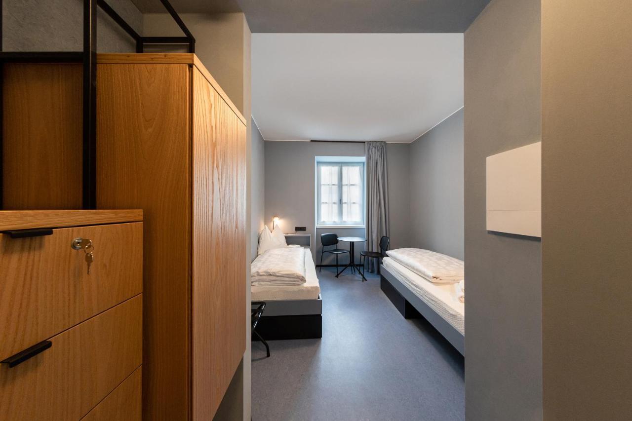 Tweepersoonskamer met 2 Aparte Bedden en Eigen Badkamer