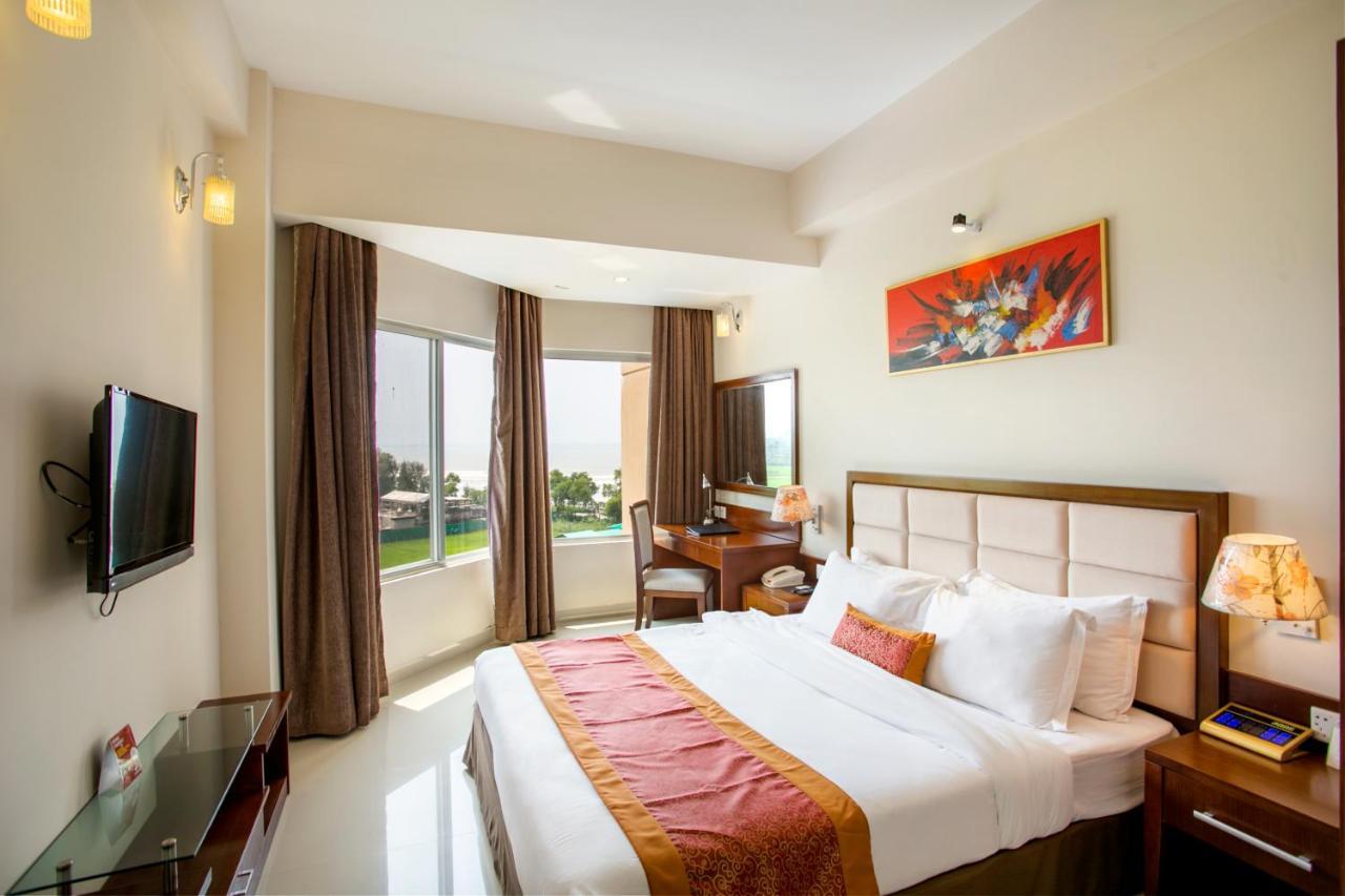 Suite with Mountain View
