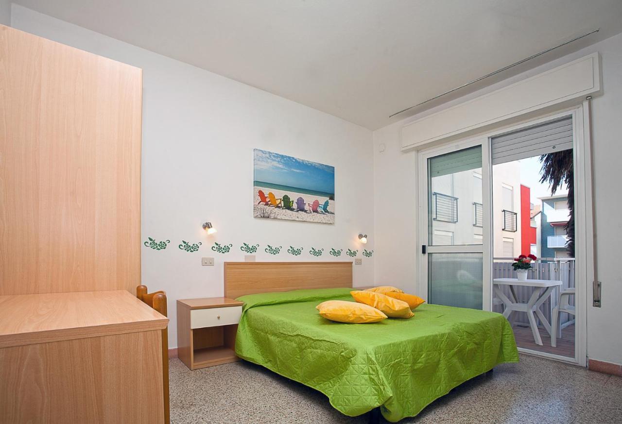 Doppel-/Zweibettzimmer mit Balkon